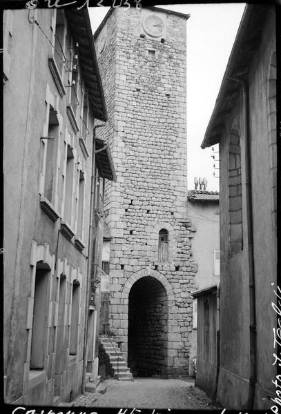 Donjon ou tour d'entrée du château