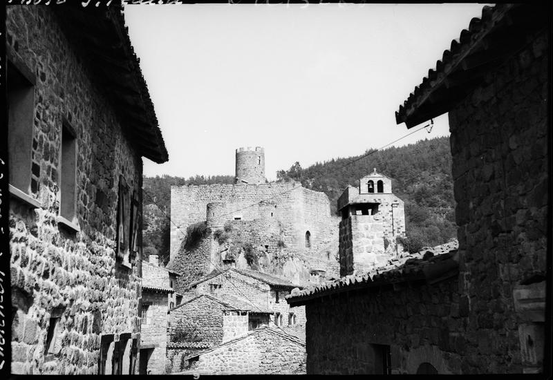 Restes du château : donjon, chapelle