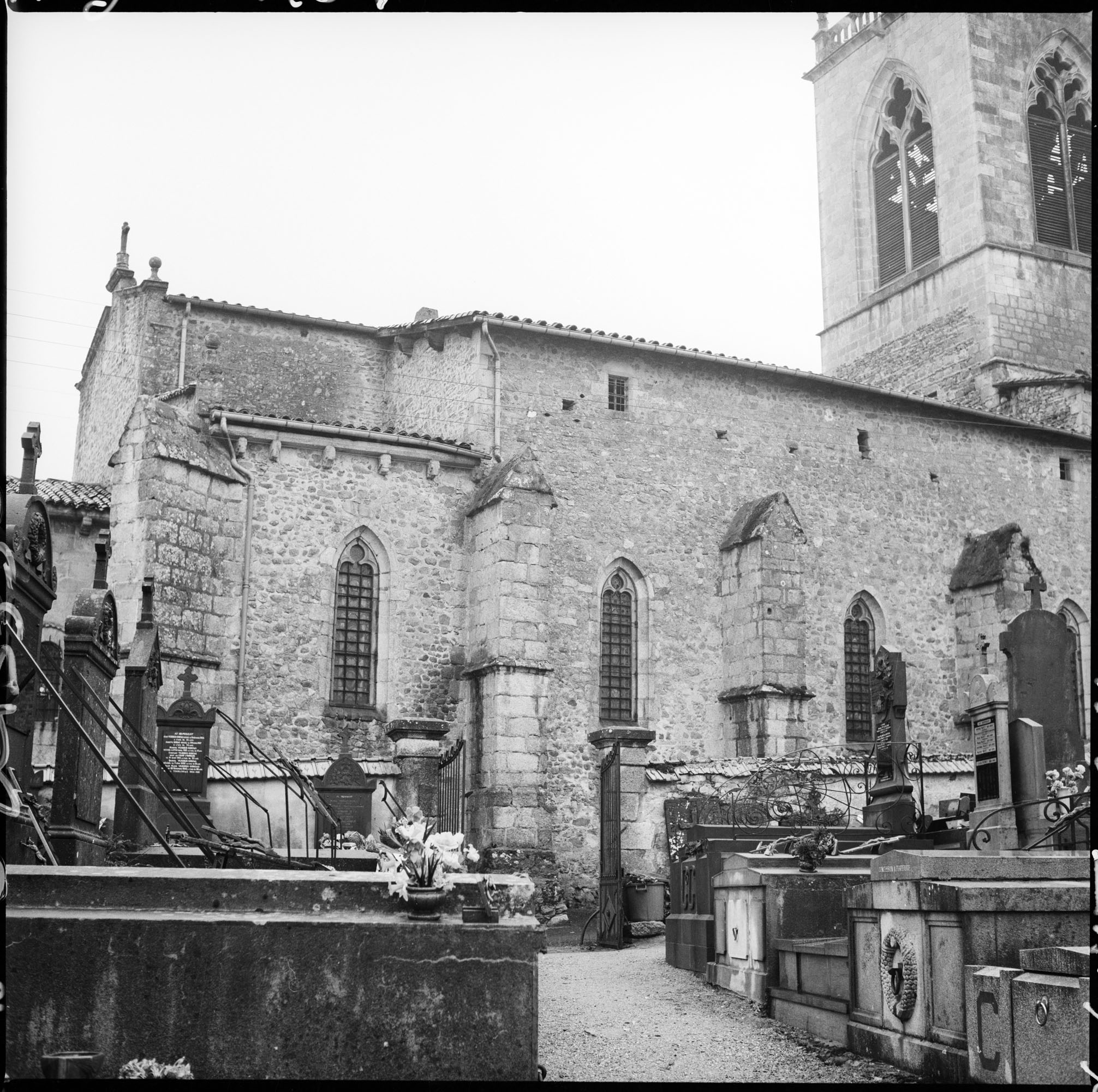 Façade nord, cimetière au premier plan