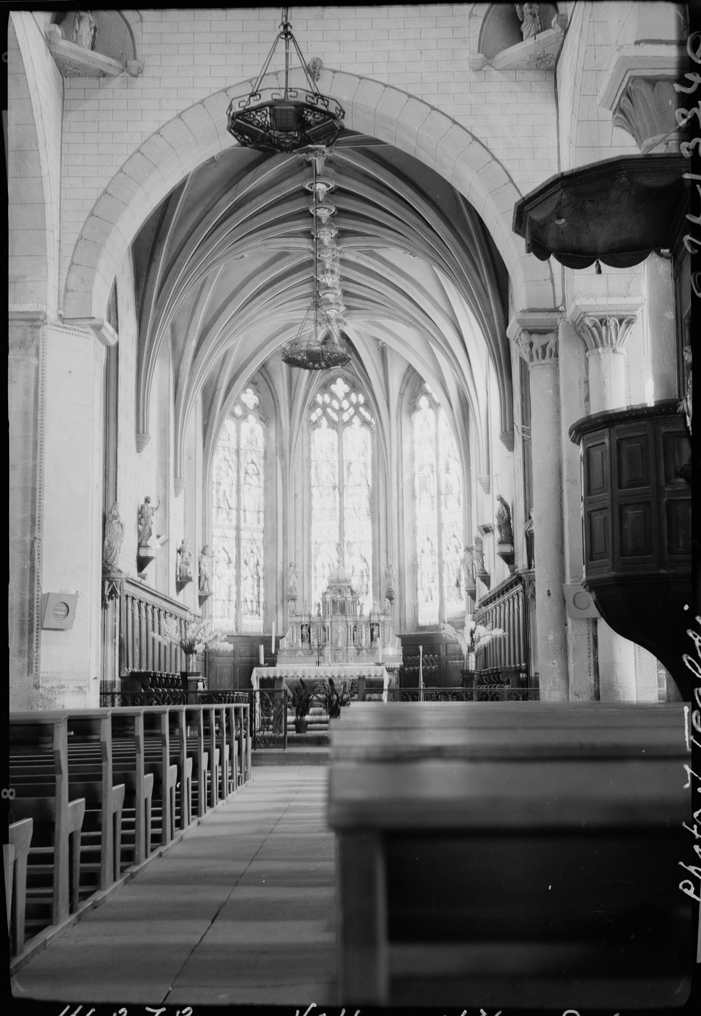 Intérieur : la nef vers le choeur