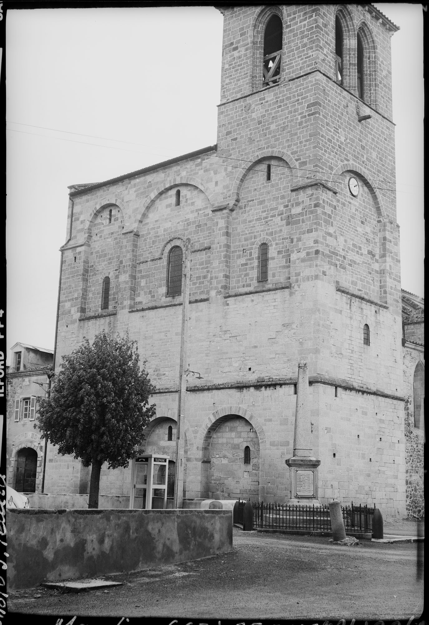 Eglise abbatiale : angle sud-ouest