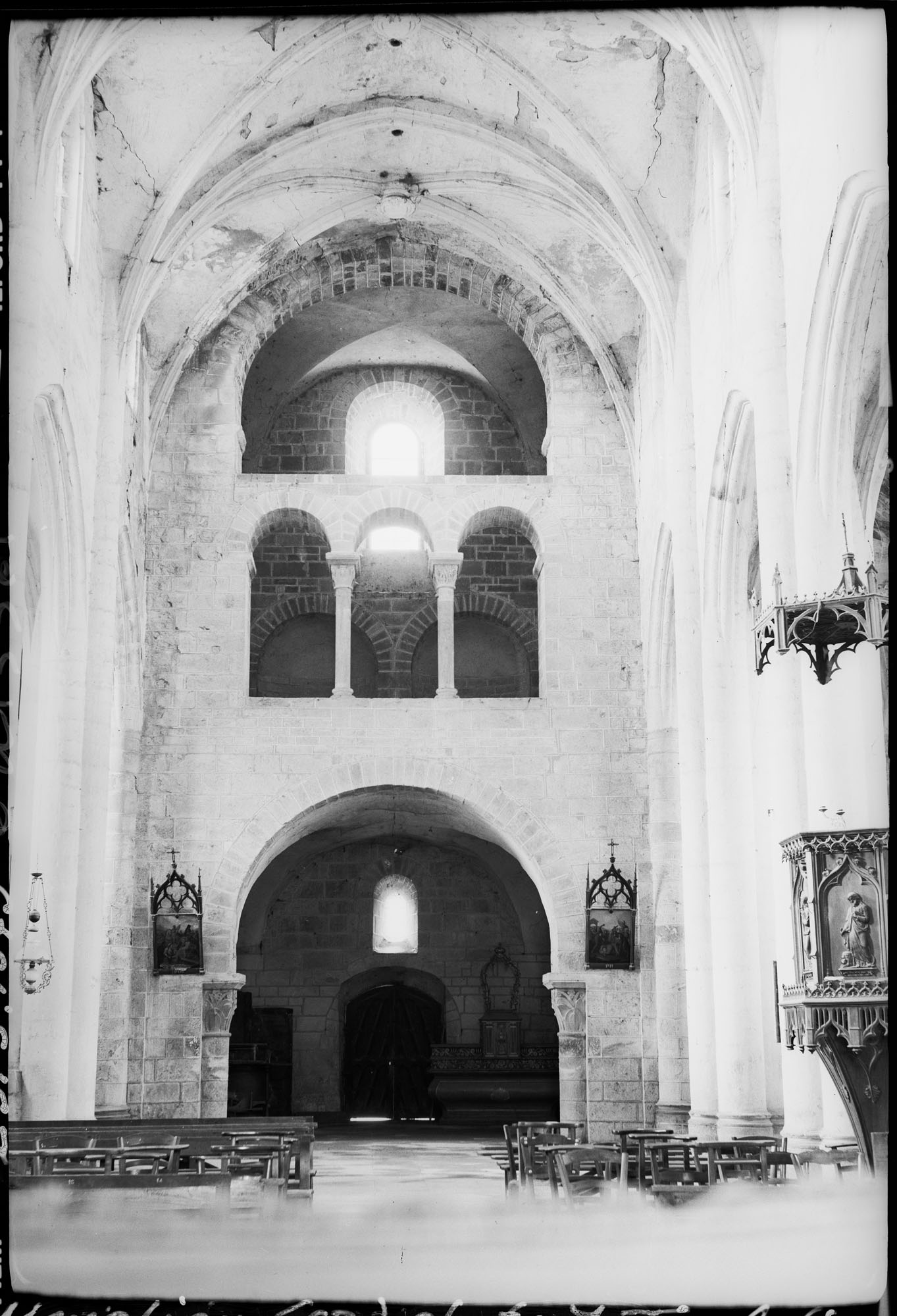 Eglise abbatiale, intérieur : la nef vers l'entrée