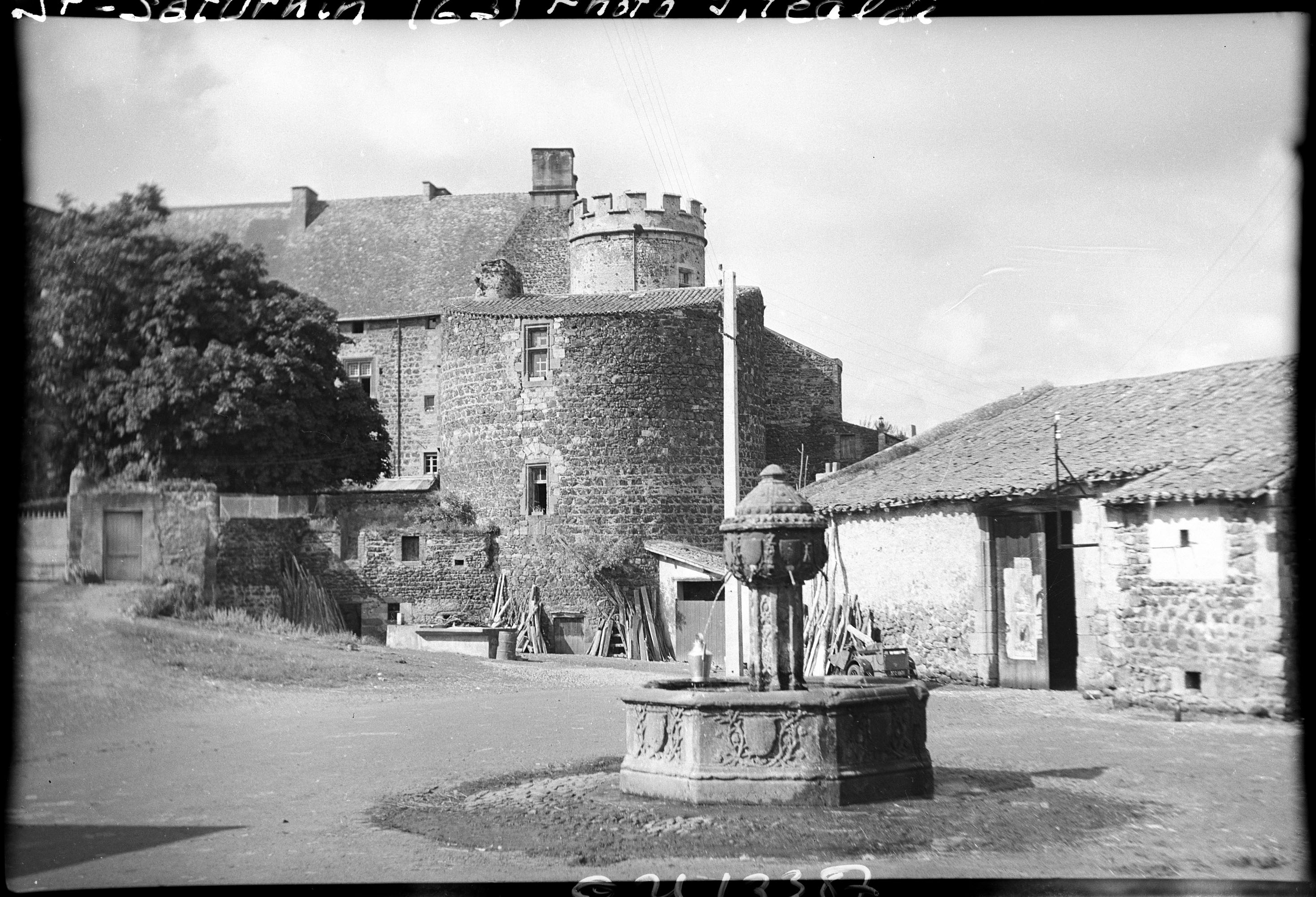 Ensemble depuis une place avec une fontaine