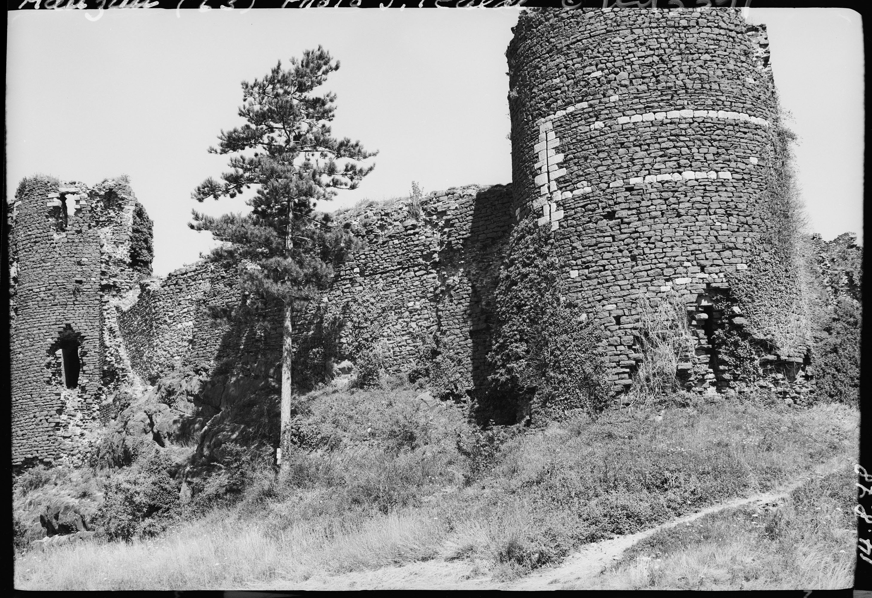 Tours et enceinte en ruines