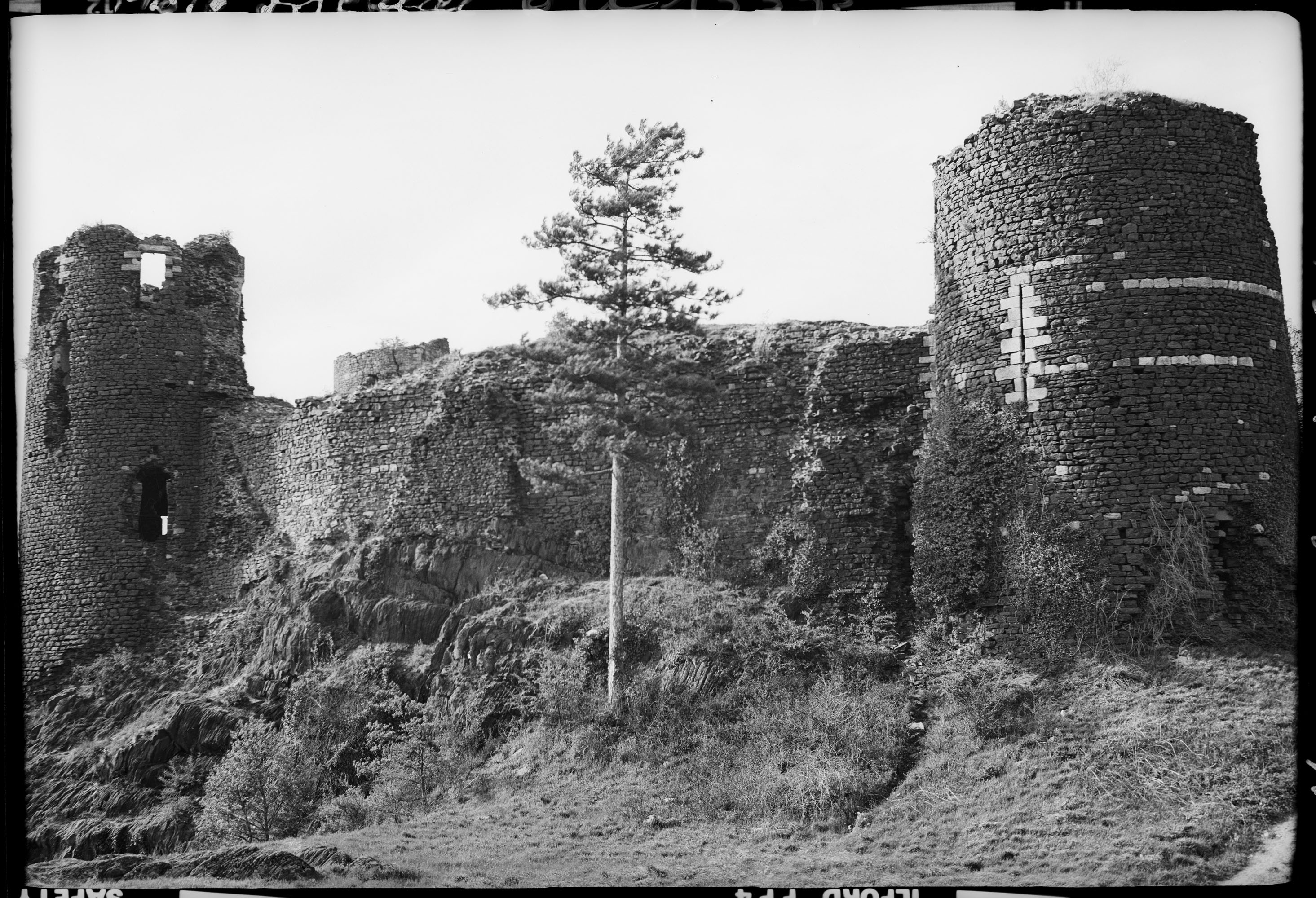 Tours et enceinte en ruines