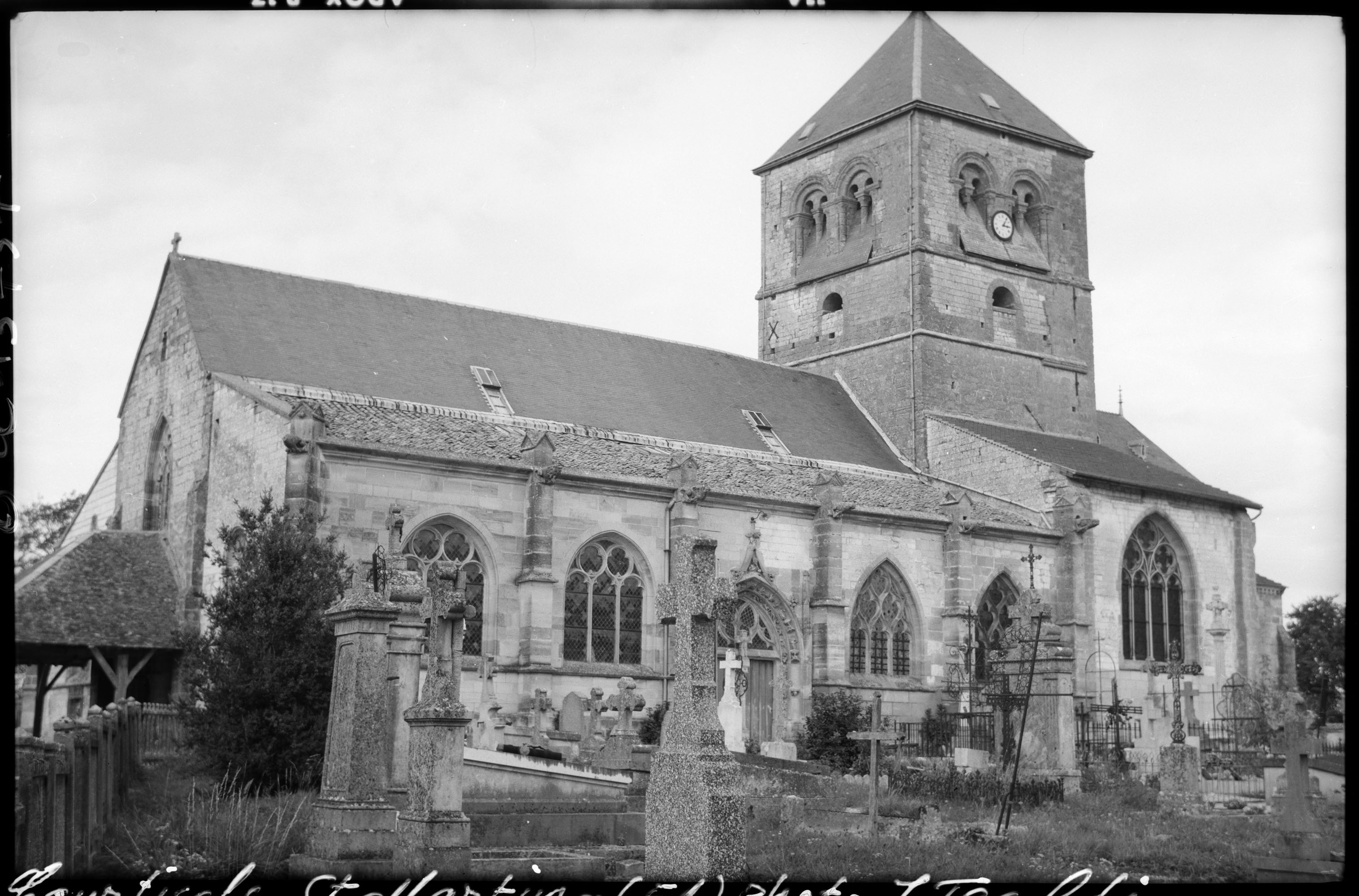 Façade sud, cimetière au premier plan