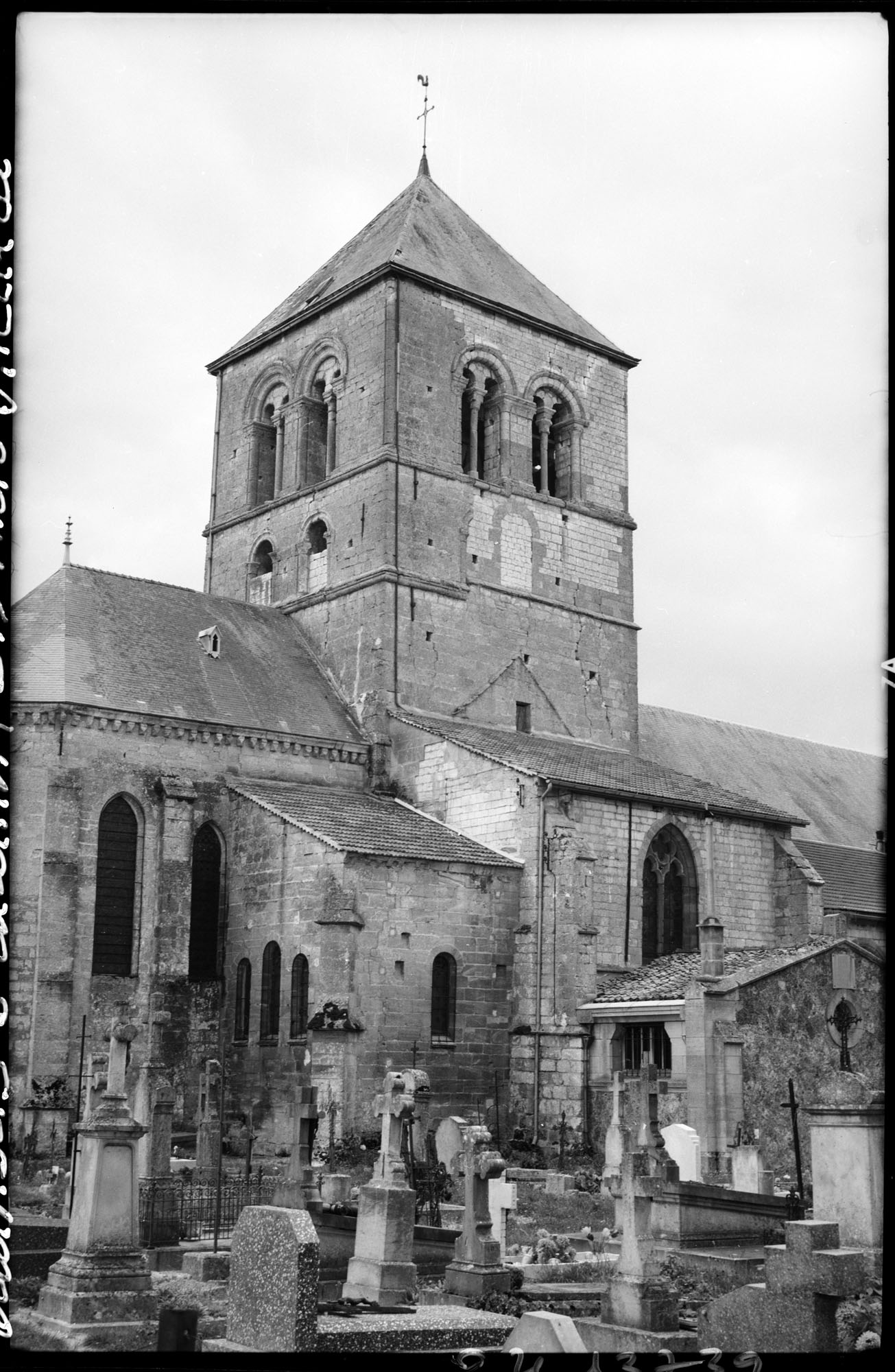 Façade sud, cimetière au premier plan