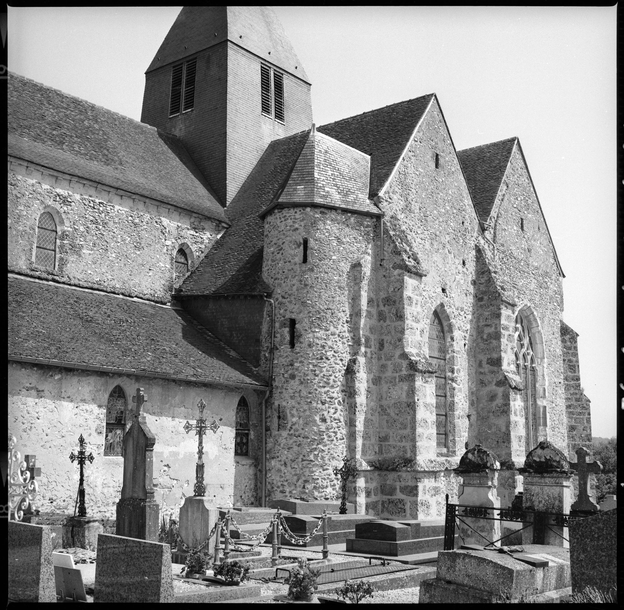 Façade sud, cimetière au premier plan