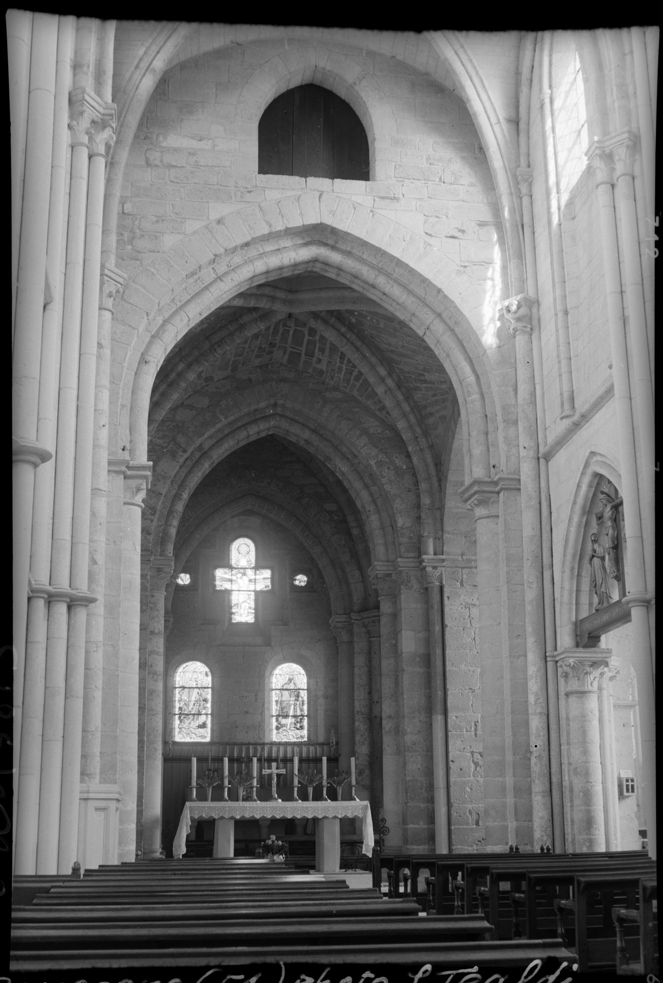 Intérieur : la nef vers le choeur