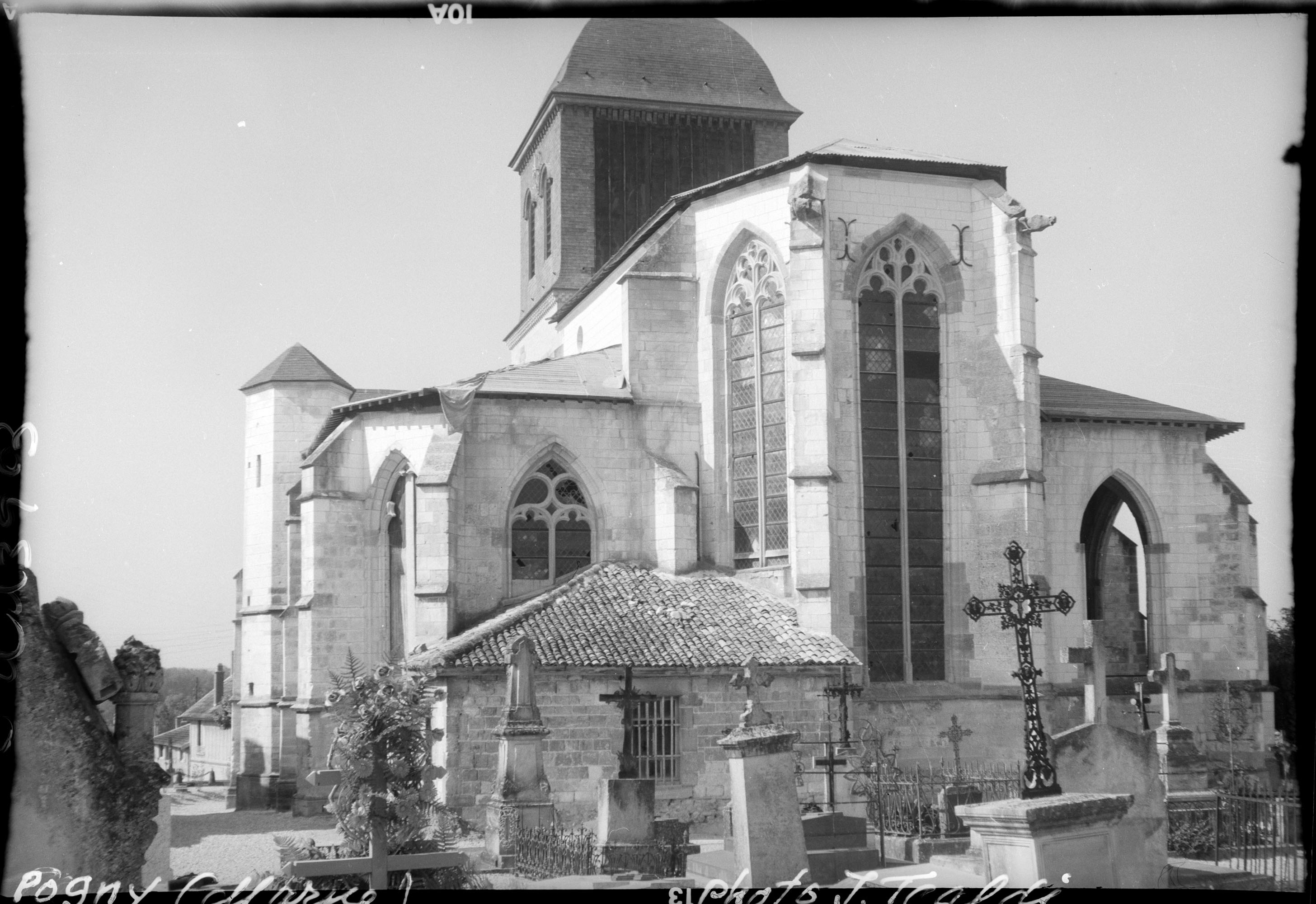 Ensemble est, cimetière au premier plan