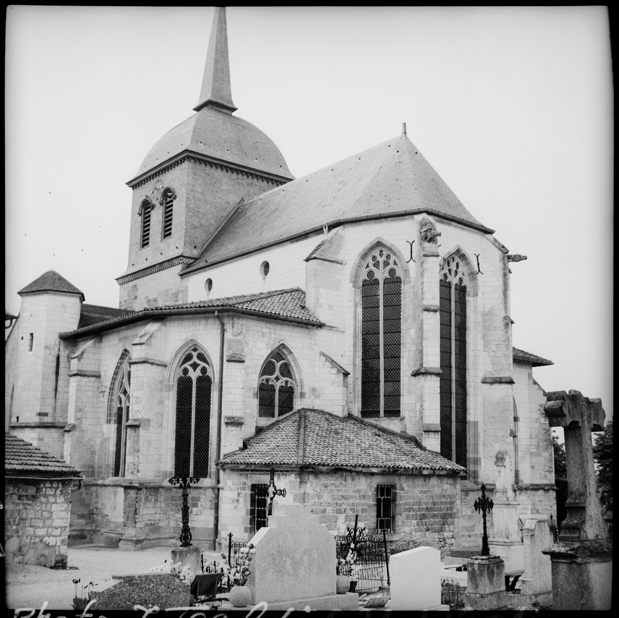 Ensemble est, cimetière au premier plan