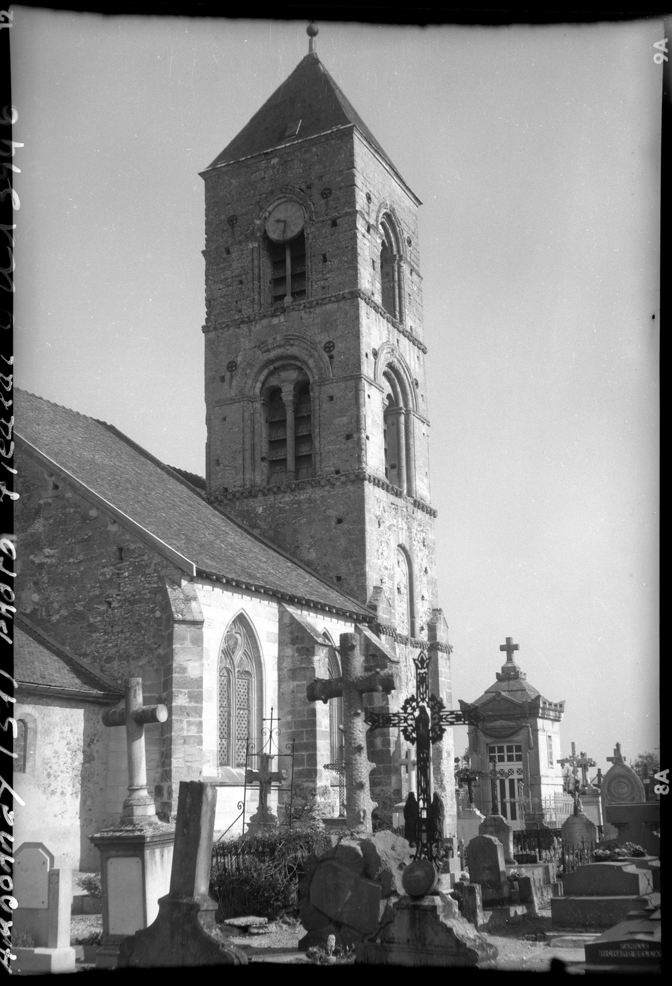 Façade sud, cimetière au premier plan