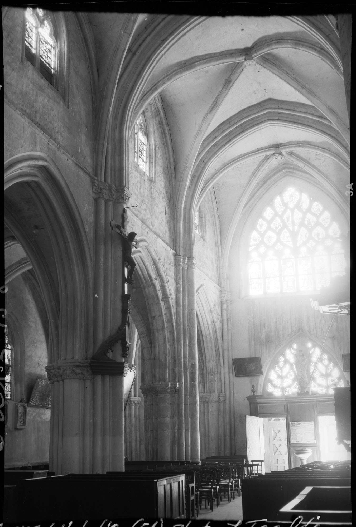 Intérieur : la nef vers le choeur