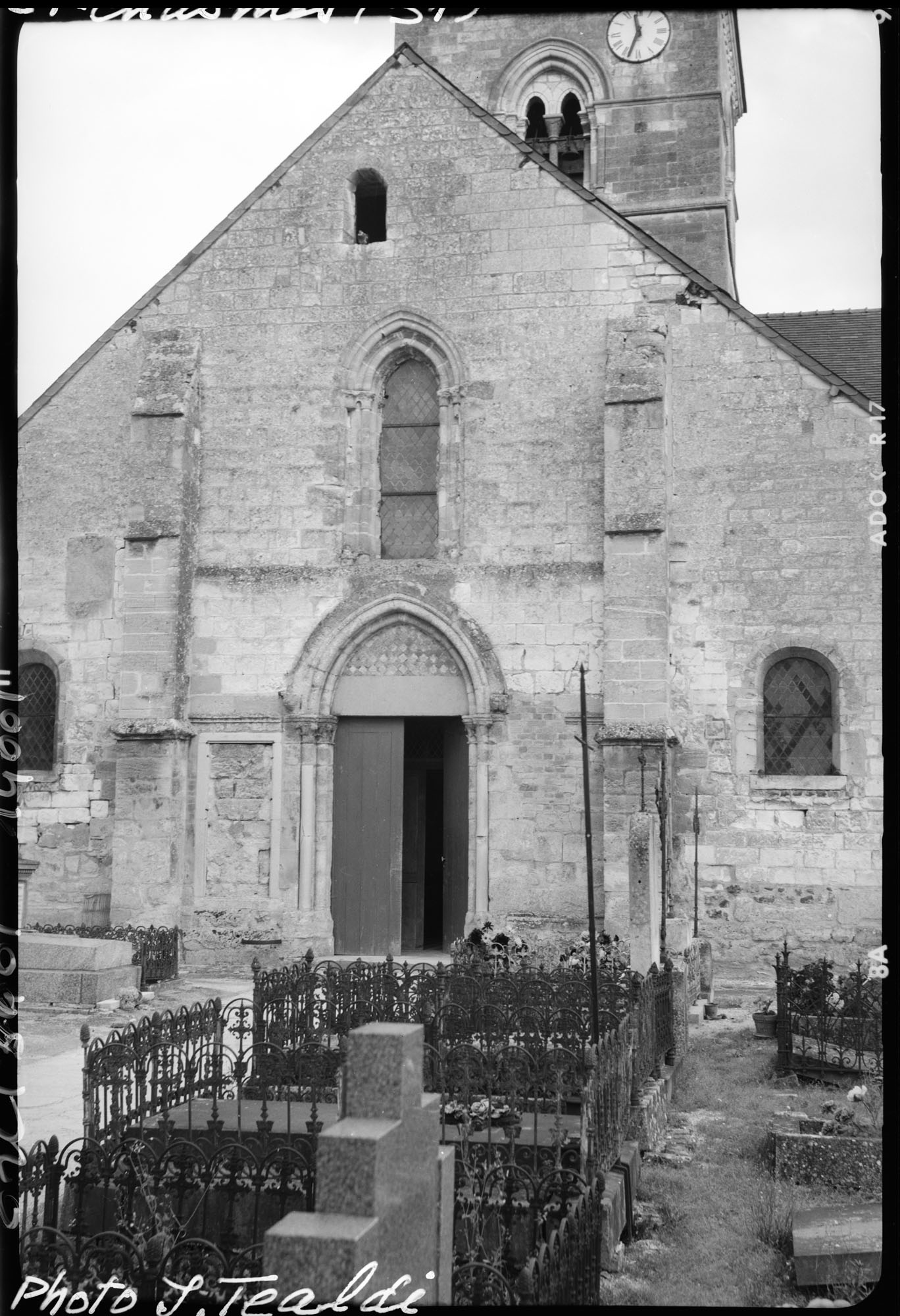 Façade ouest, cimetière au premier plan