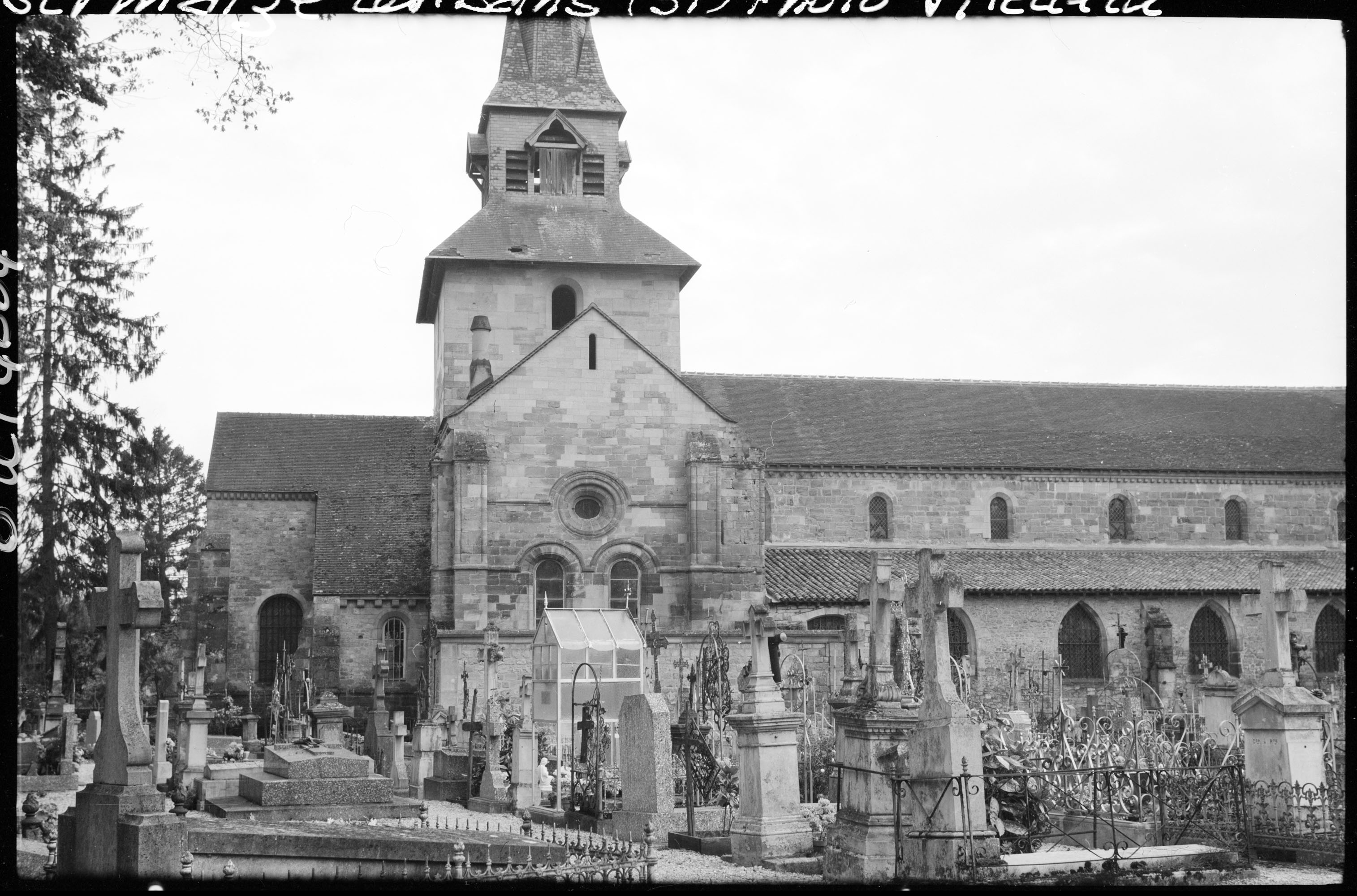 Ensemble nord, cimetière au premier plan