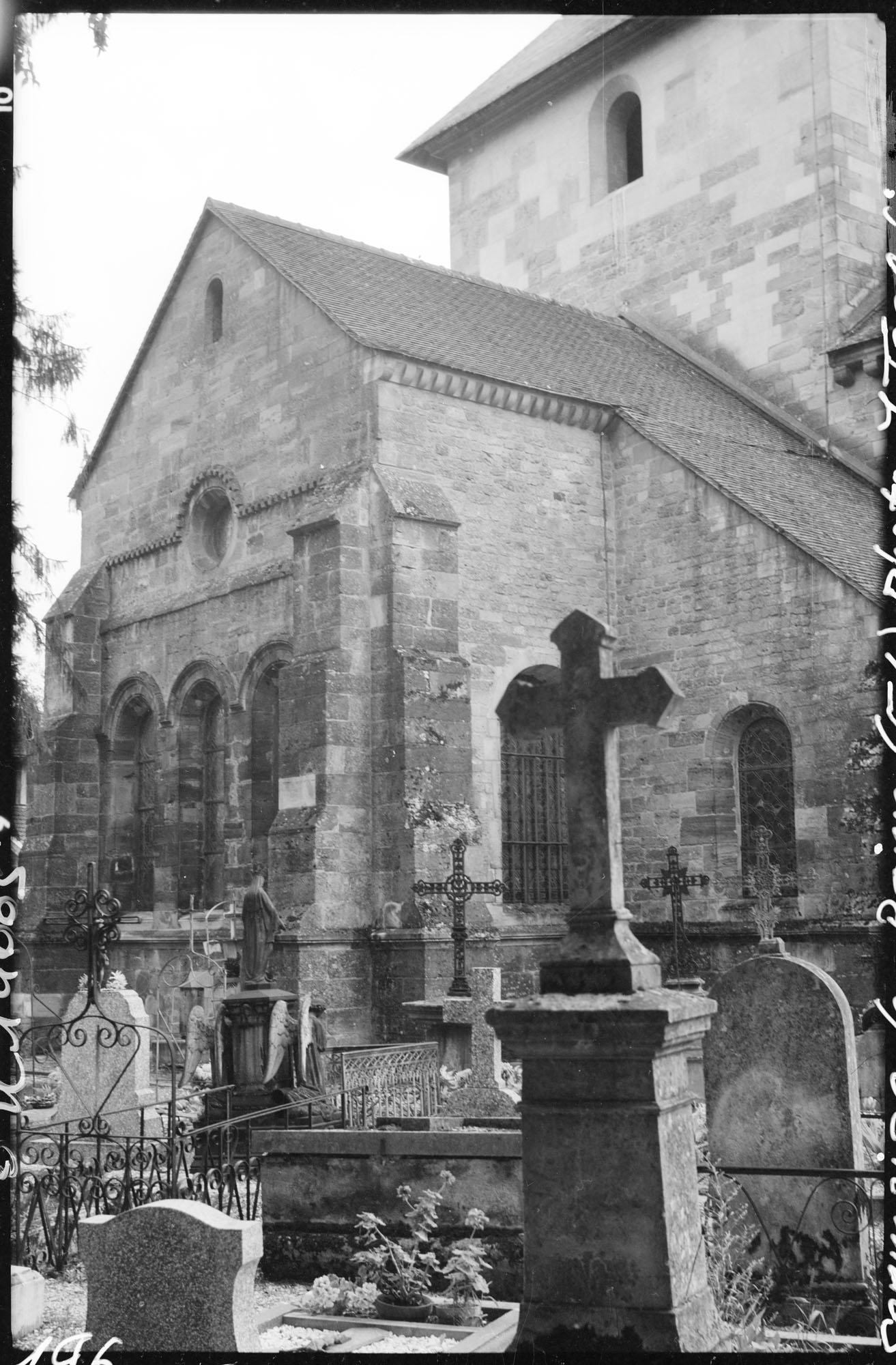 Transept nord, cimetière au premier plan