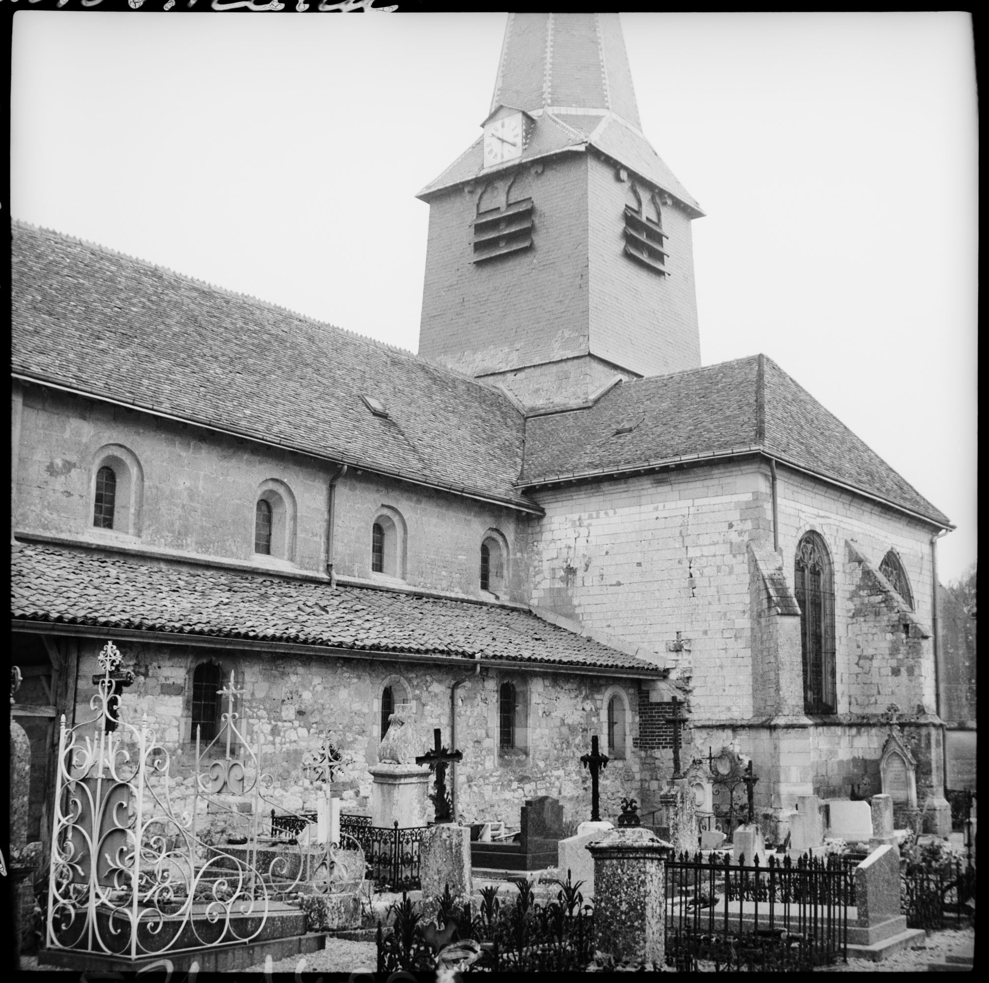 Façade nord, cimetière au premier plan