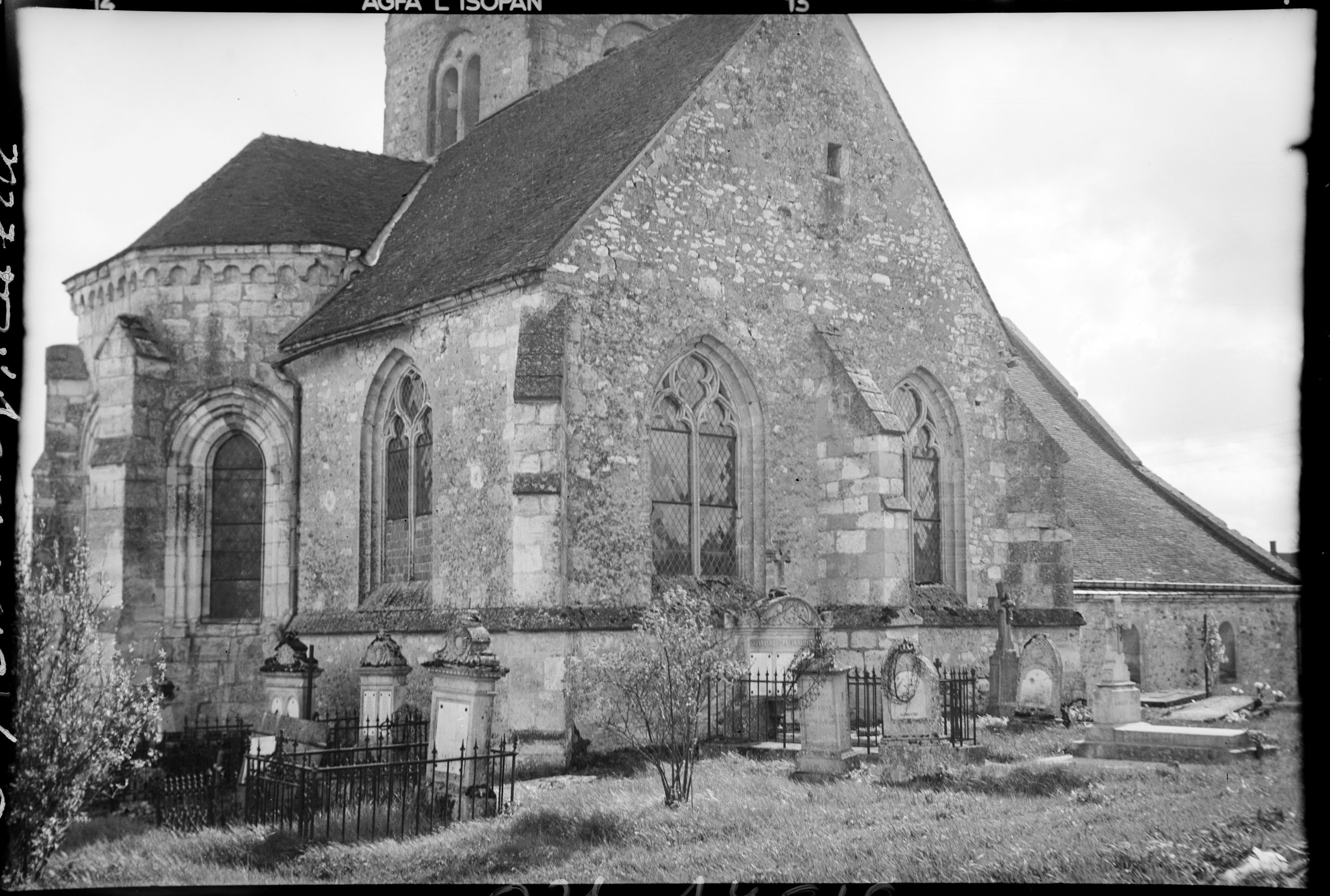 Ensemble nord-est, cimetière au premier plan