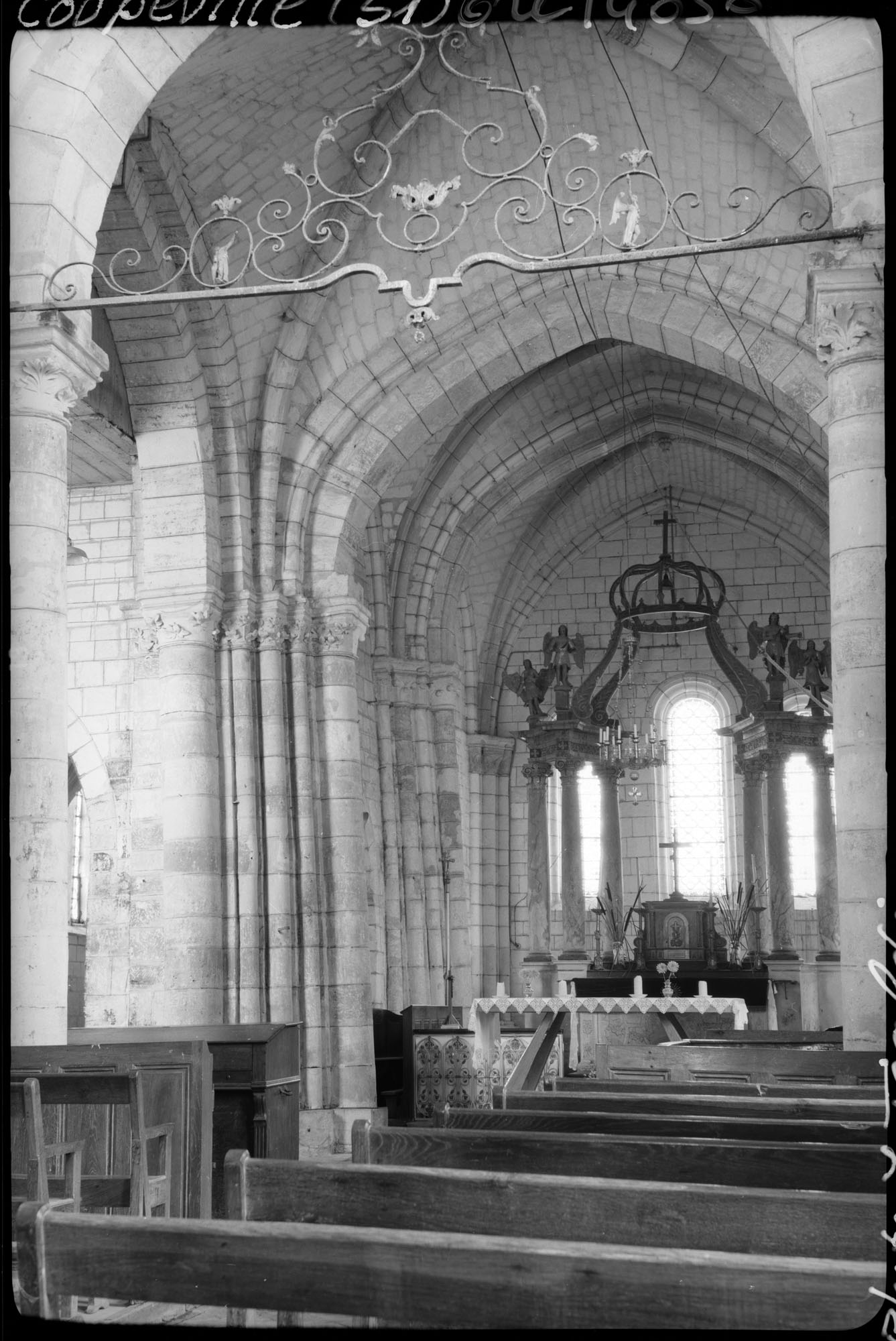 Intérieur : la nef vers le choeur