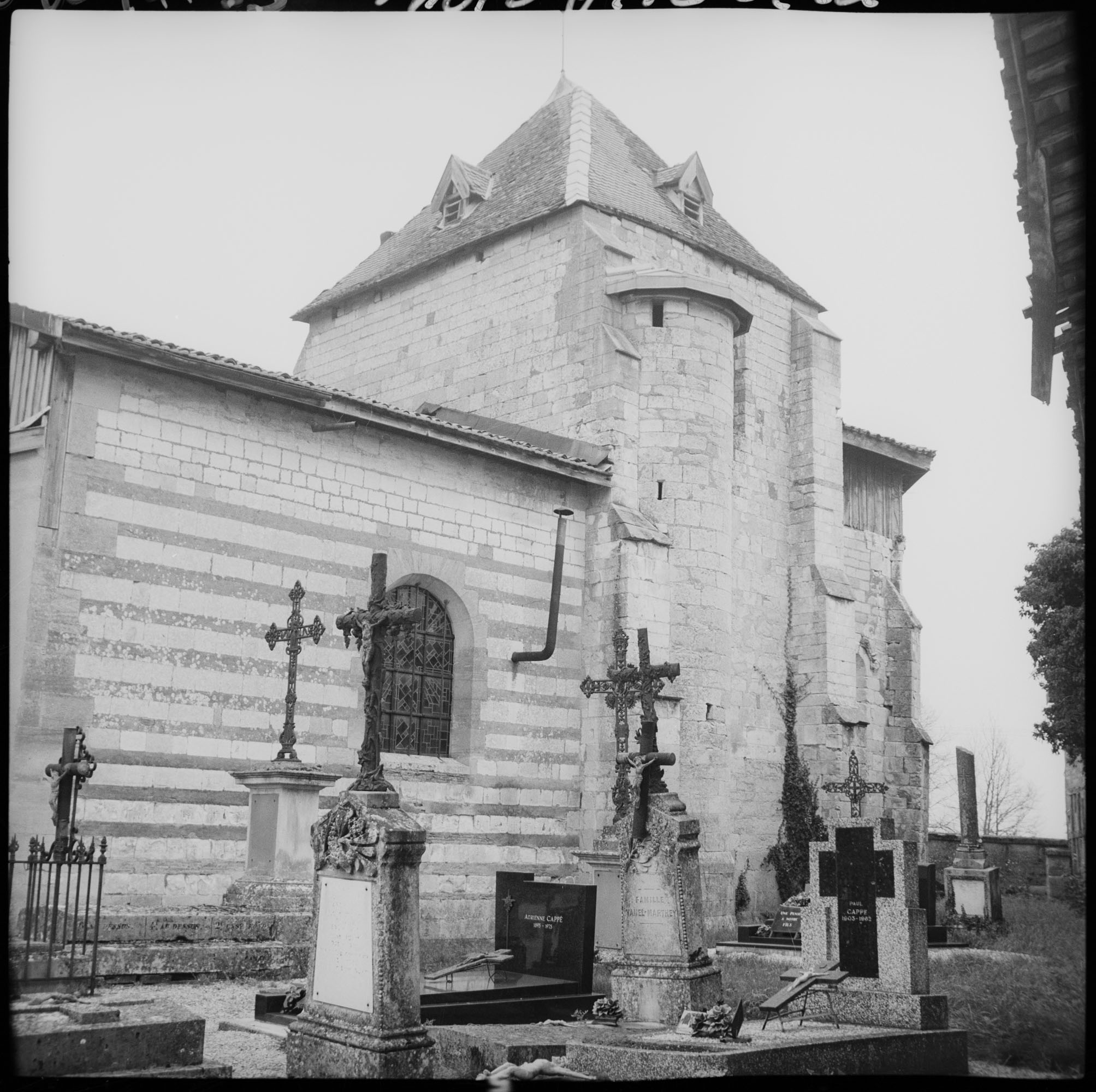 Façade sud, cimetière au premier plan