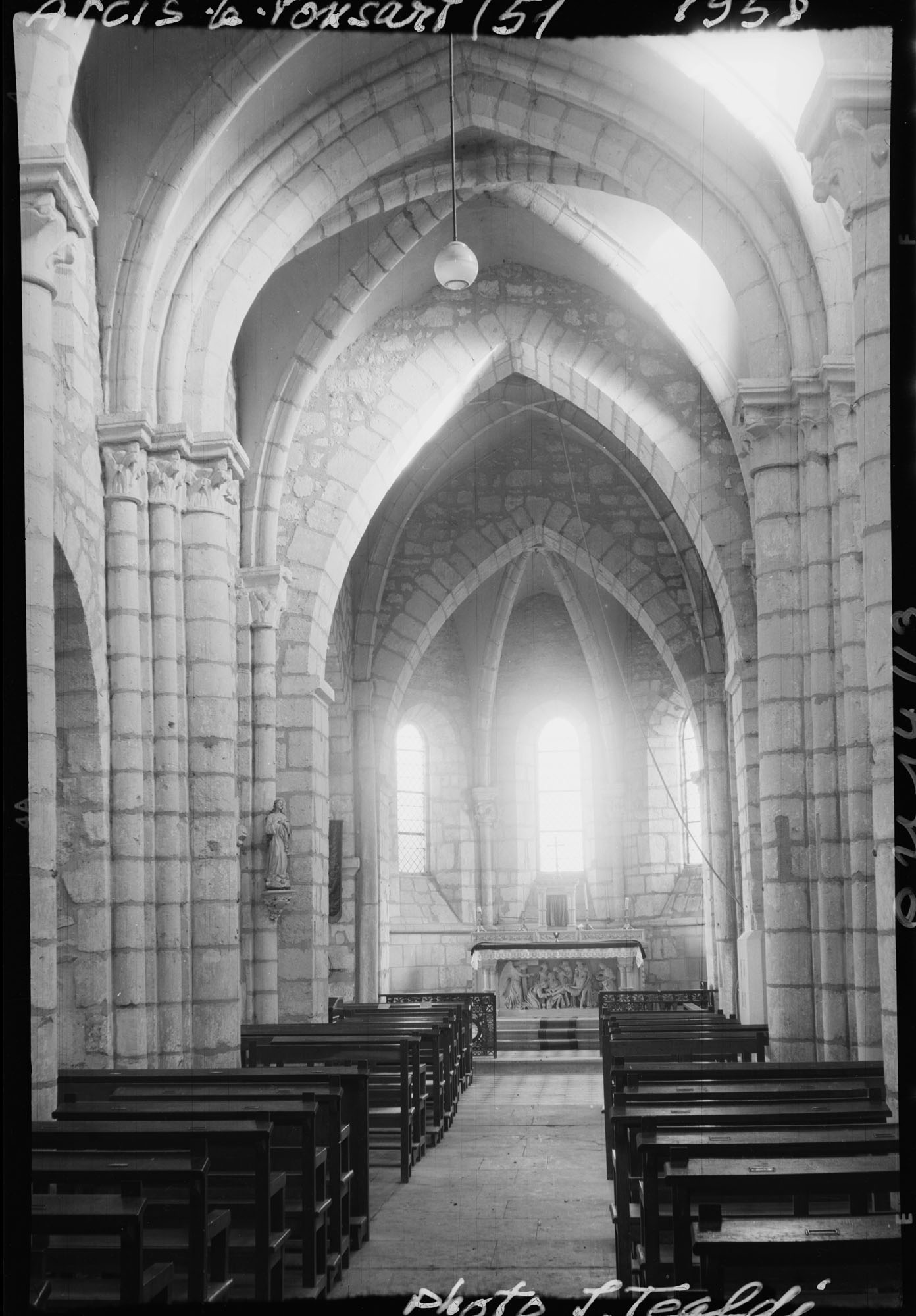 Intérieur : la nef vers le choeur