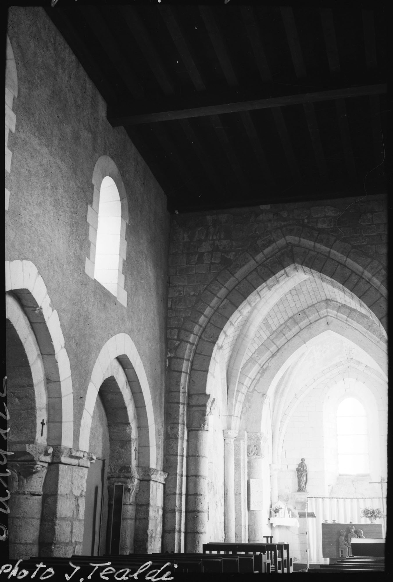 Intérieur : la nef vers le choeur