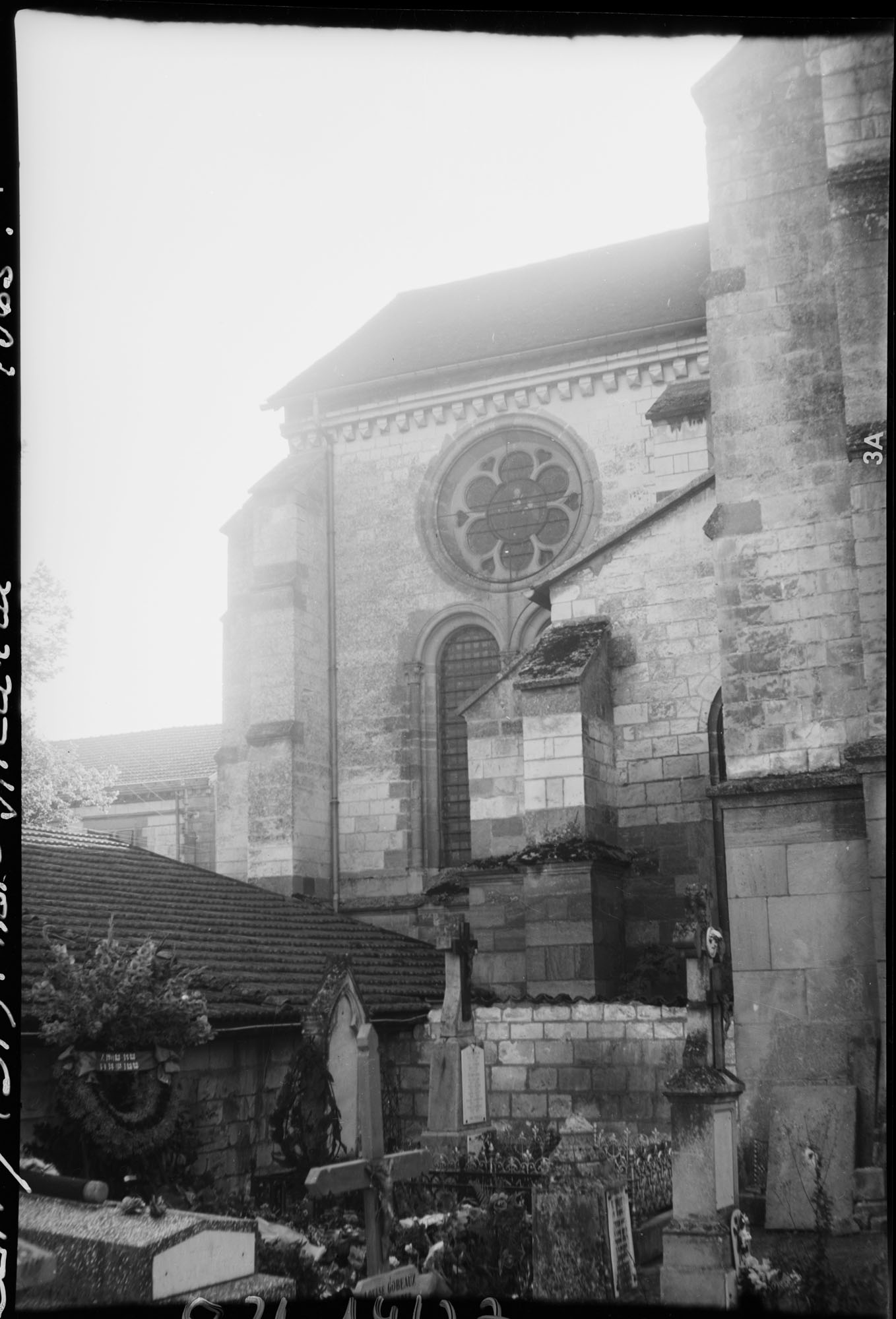 Détail de façade, cimetière au premier plan