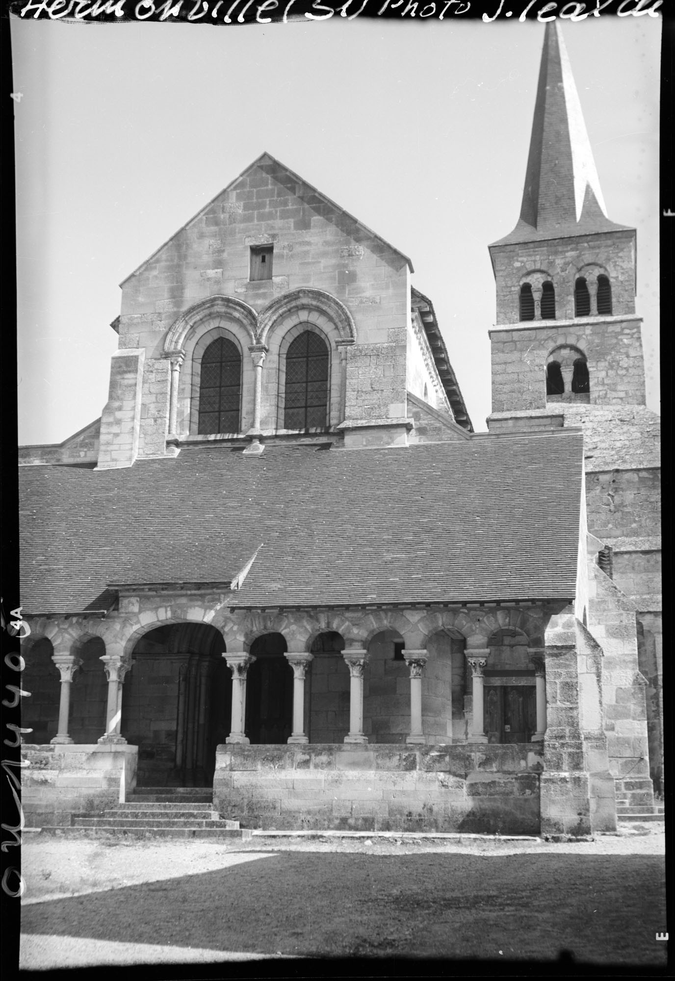 Façade ouest, porche et clocher