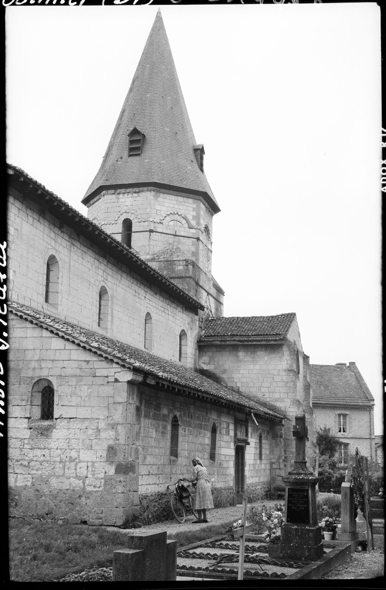 Façade sud, cimetière au premier plan