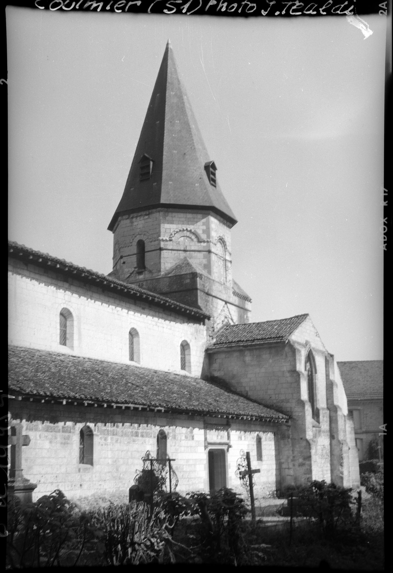 Façade sud, cimetière au premier plan