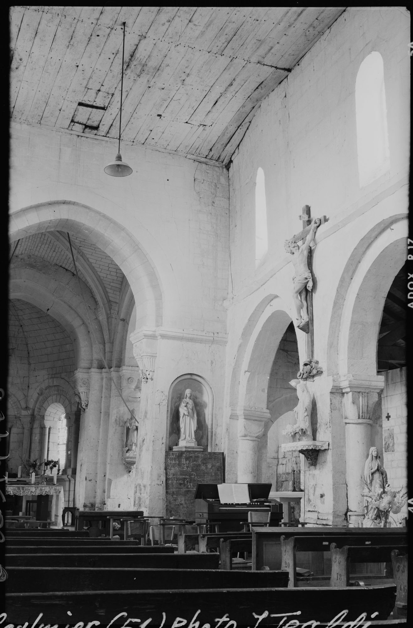 Intérieur : la nef vers le choeur