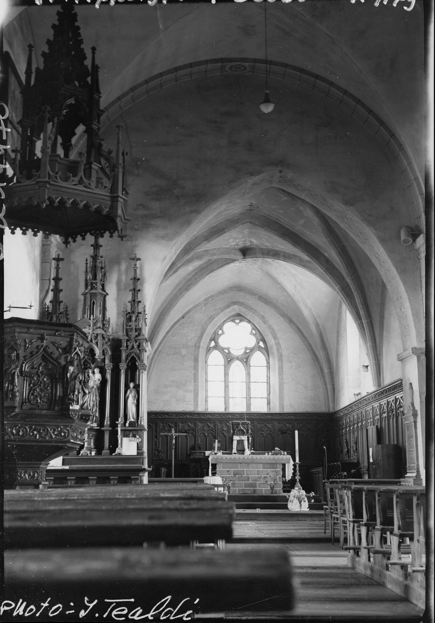 Intérieur : la nef vers le choeur