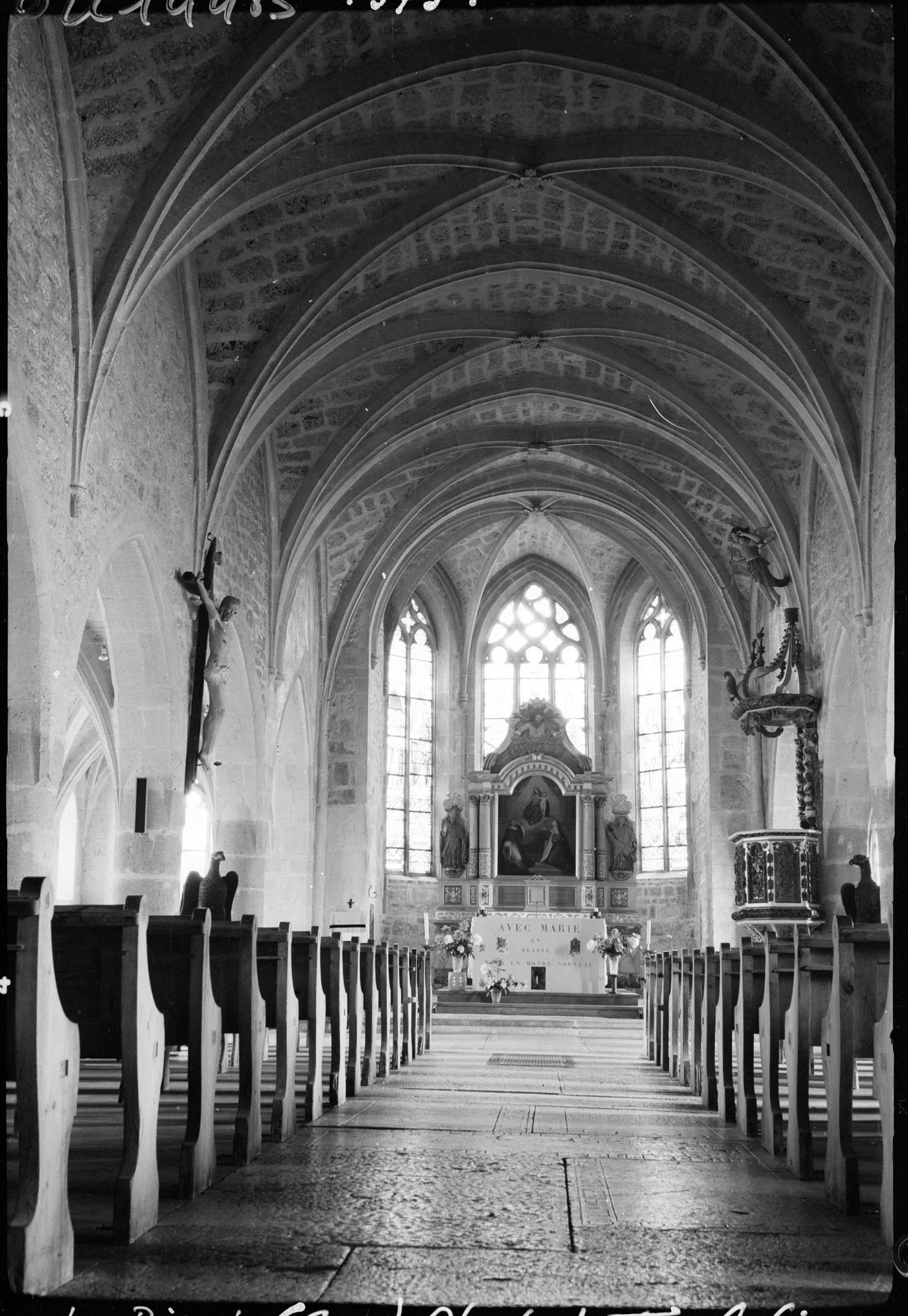 Intérieur : la nef vers le choeur