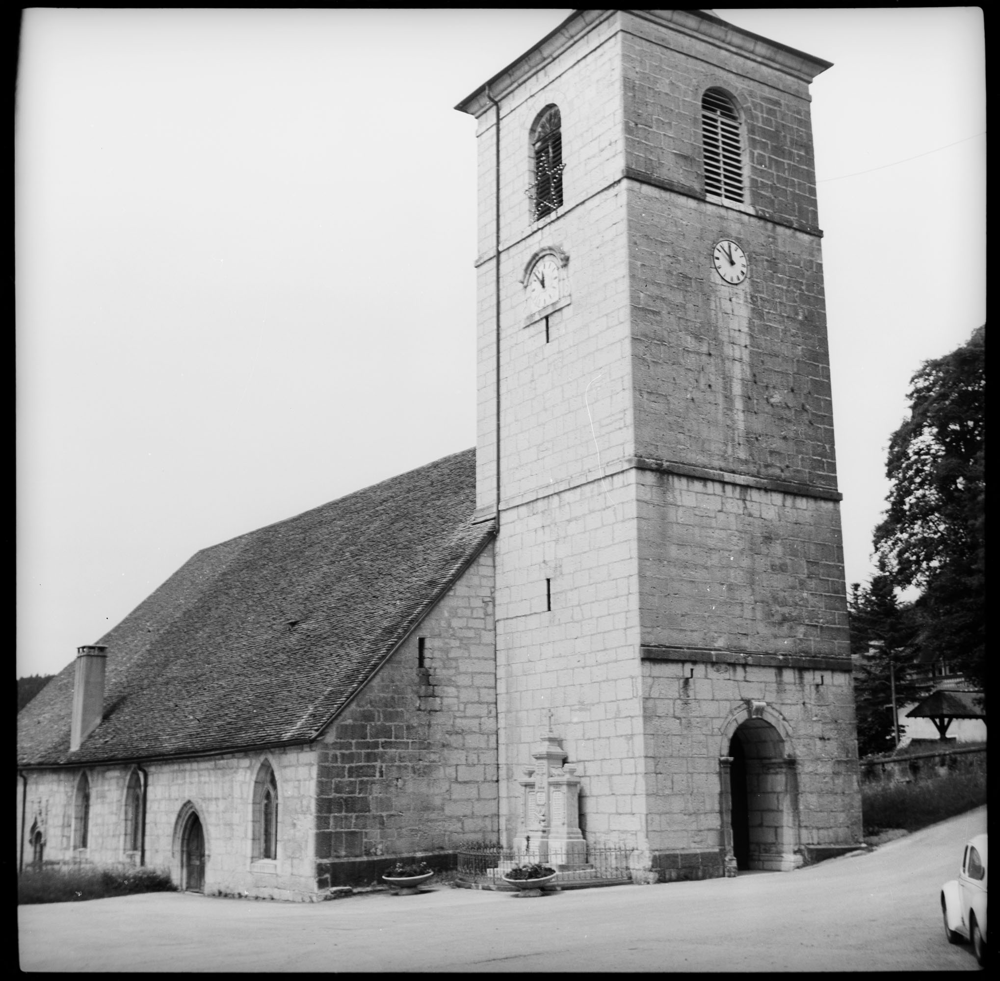 Clocher-porche à l'ouest