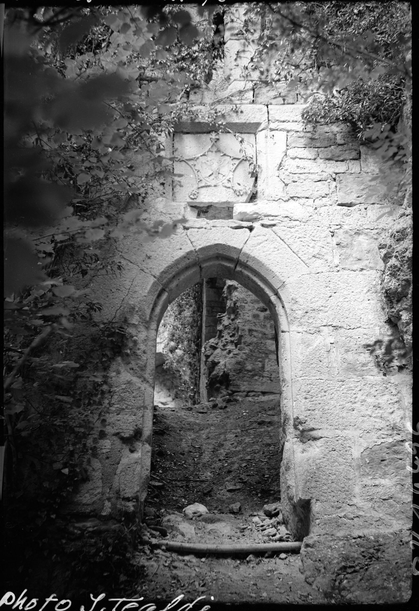 Porte sur mur en ruines