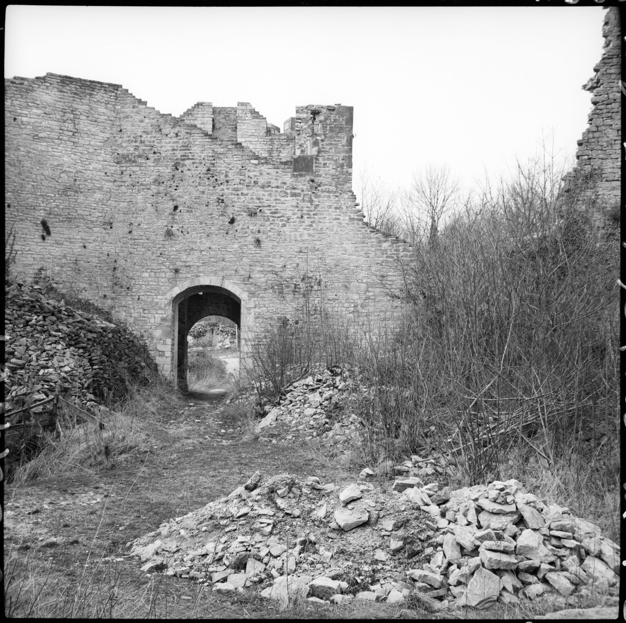 Enceinte en ruines, ouverture