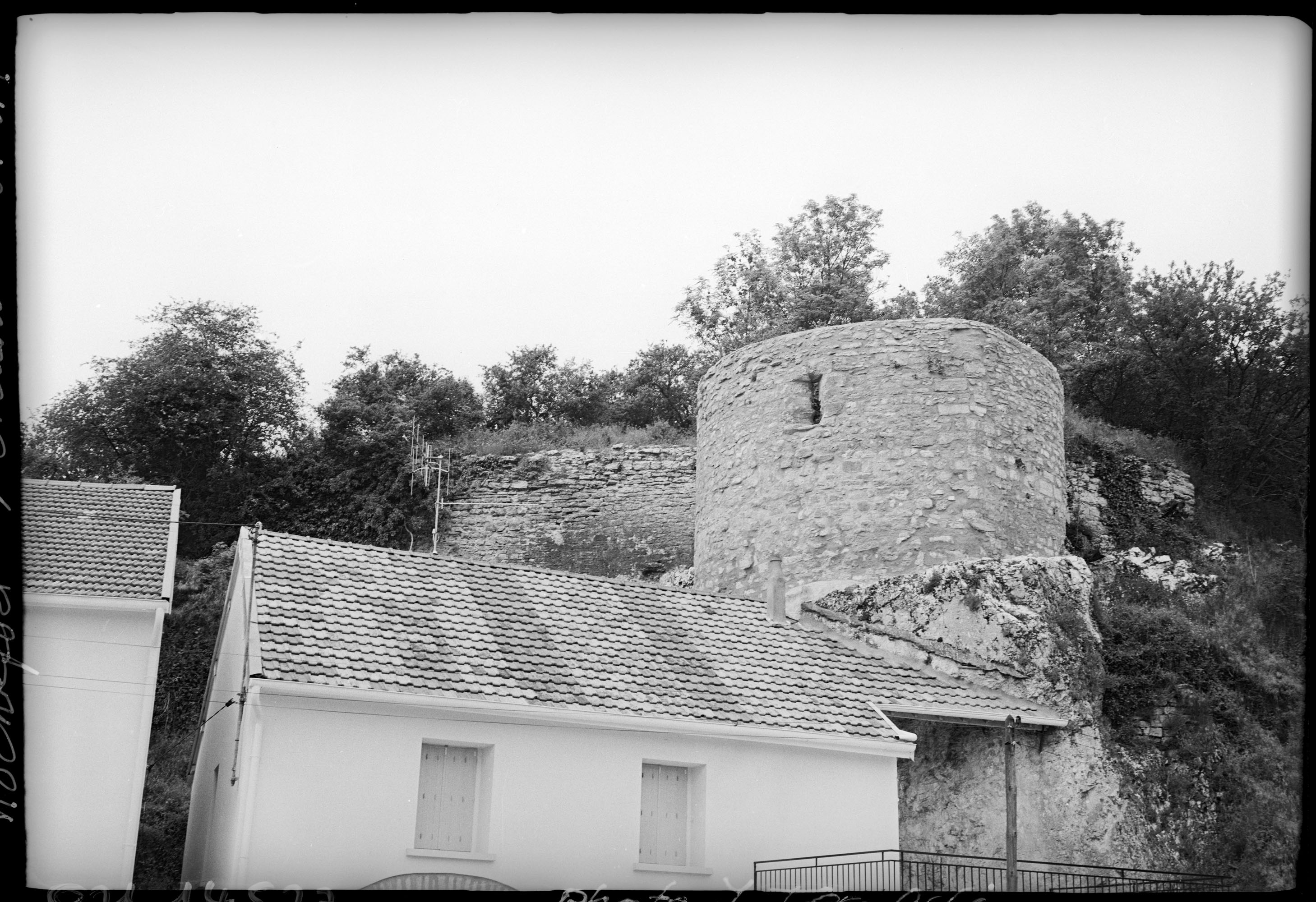 Fortification : tour et maisons
