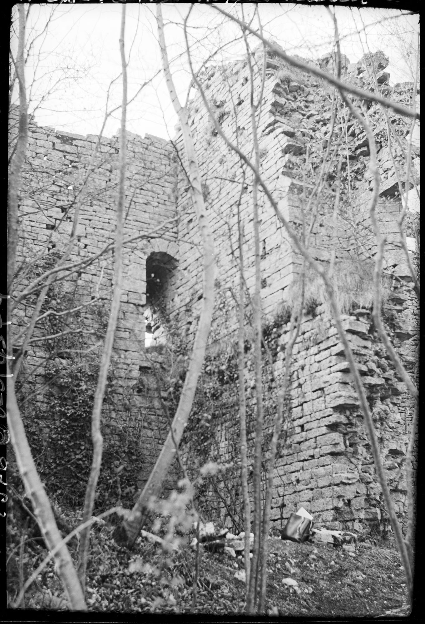 Murs en ruines, ouverture