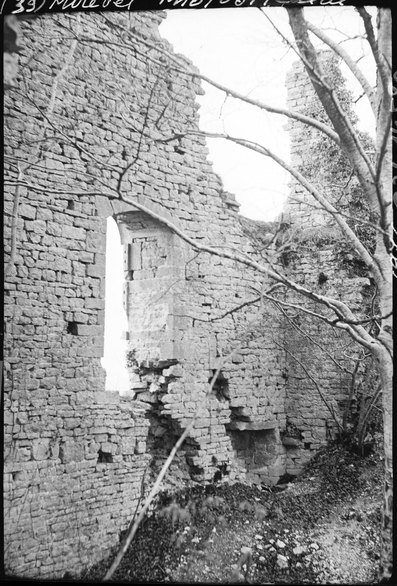 Murs en ruines, ouverture