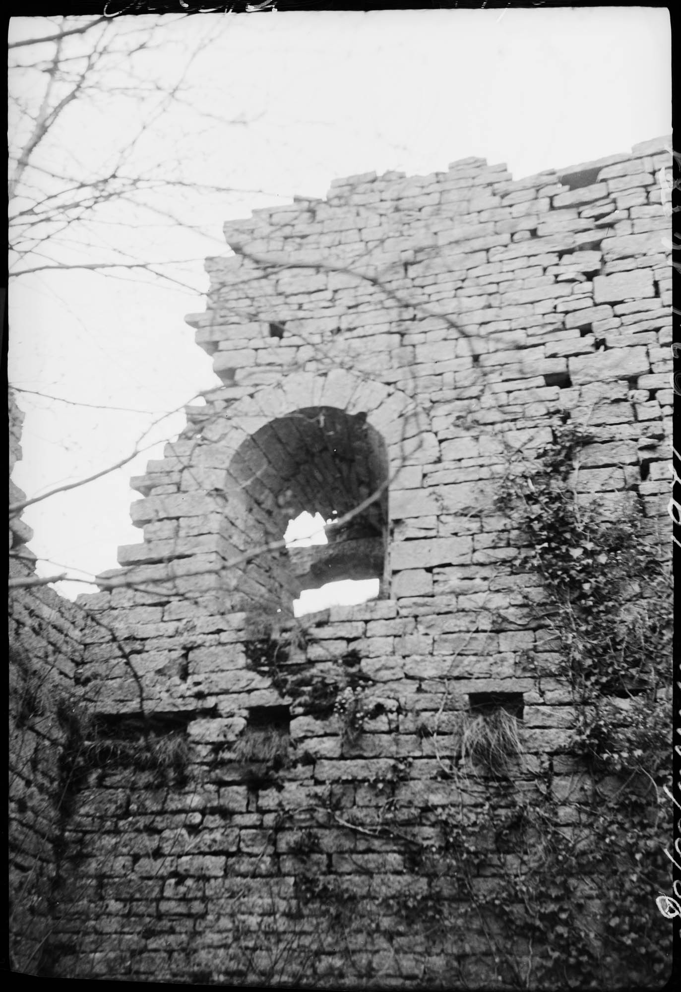 Mur en ruines, ouverture