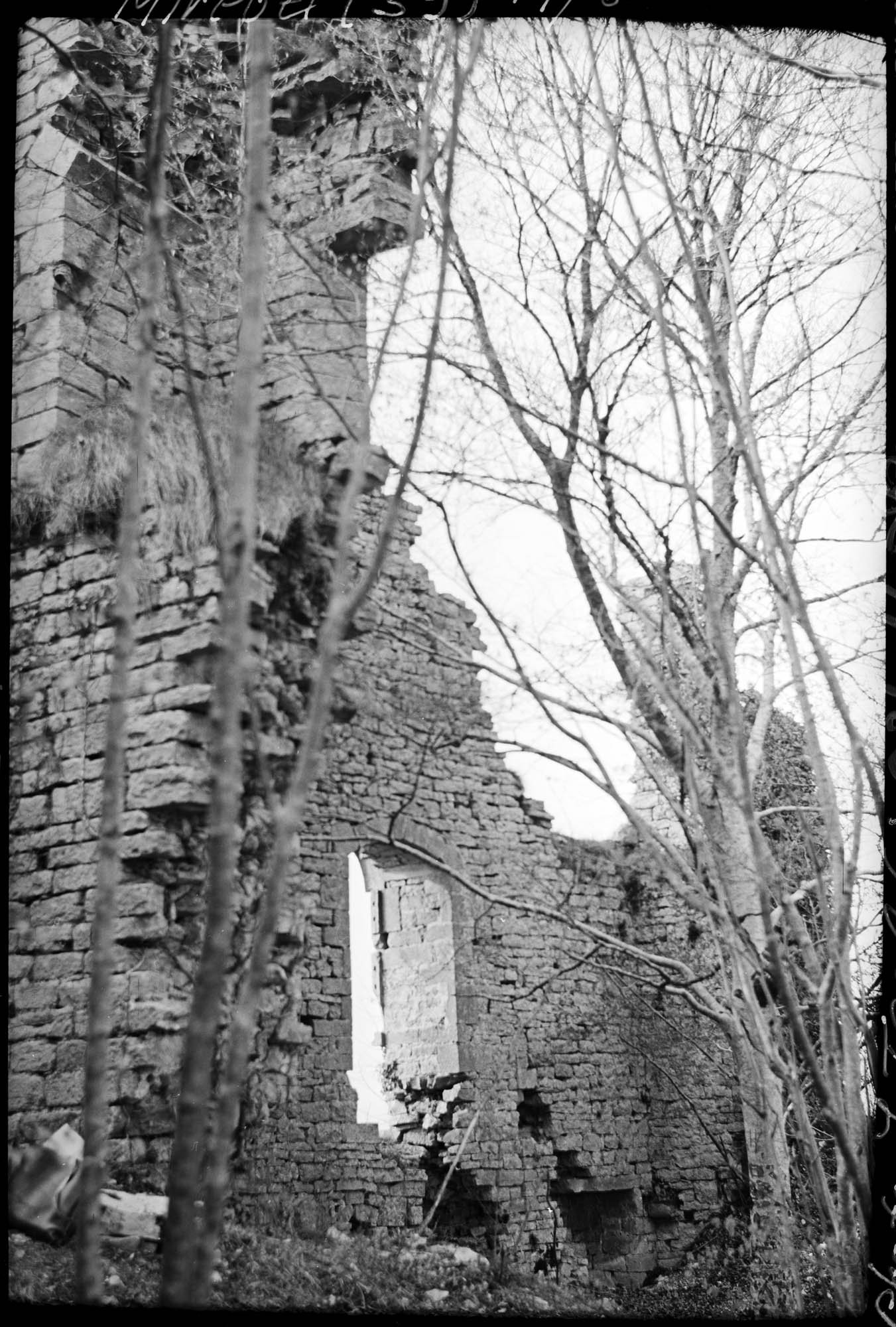 Mur en ruines, ouverture