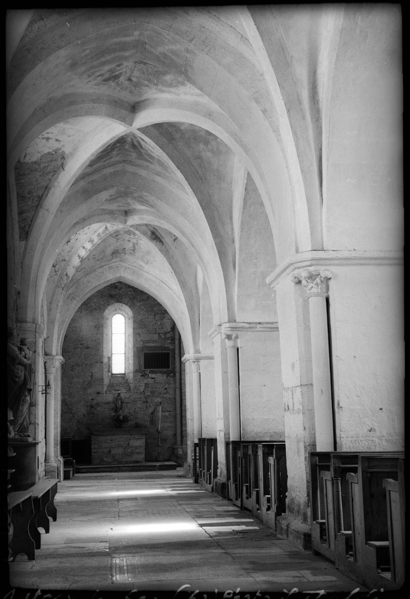 Intérieur : bas-côté, une chapelle