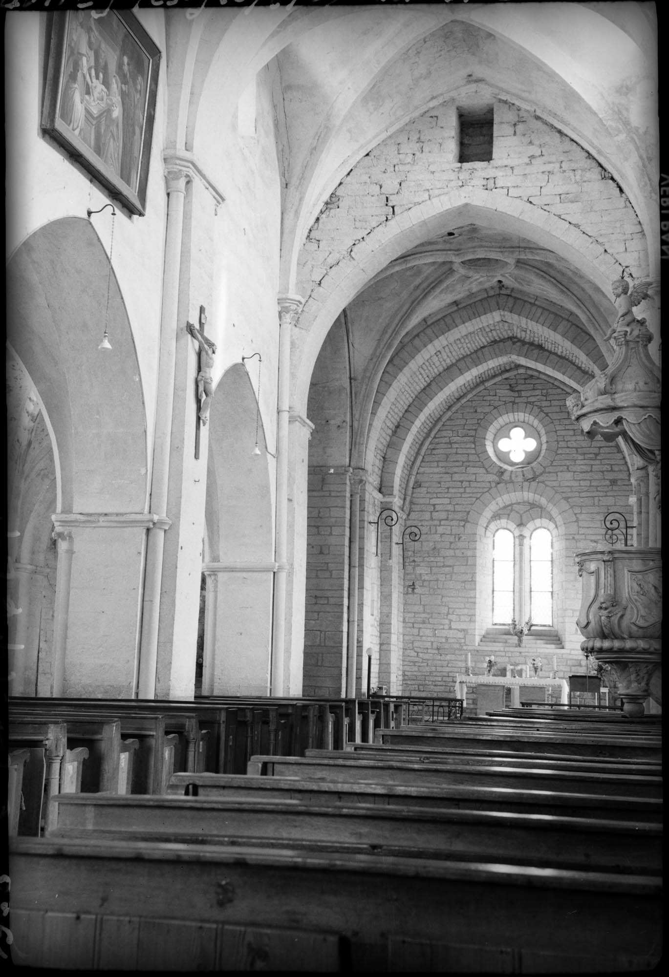 Intérieur : la nef vers le choeur