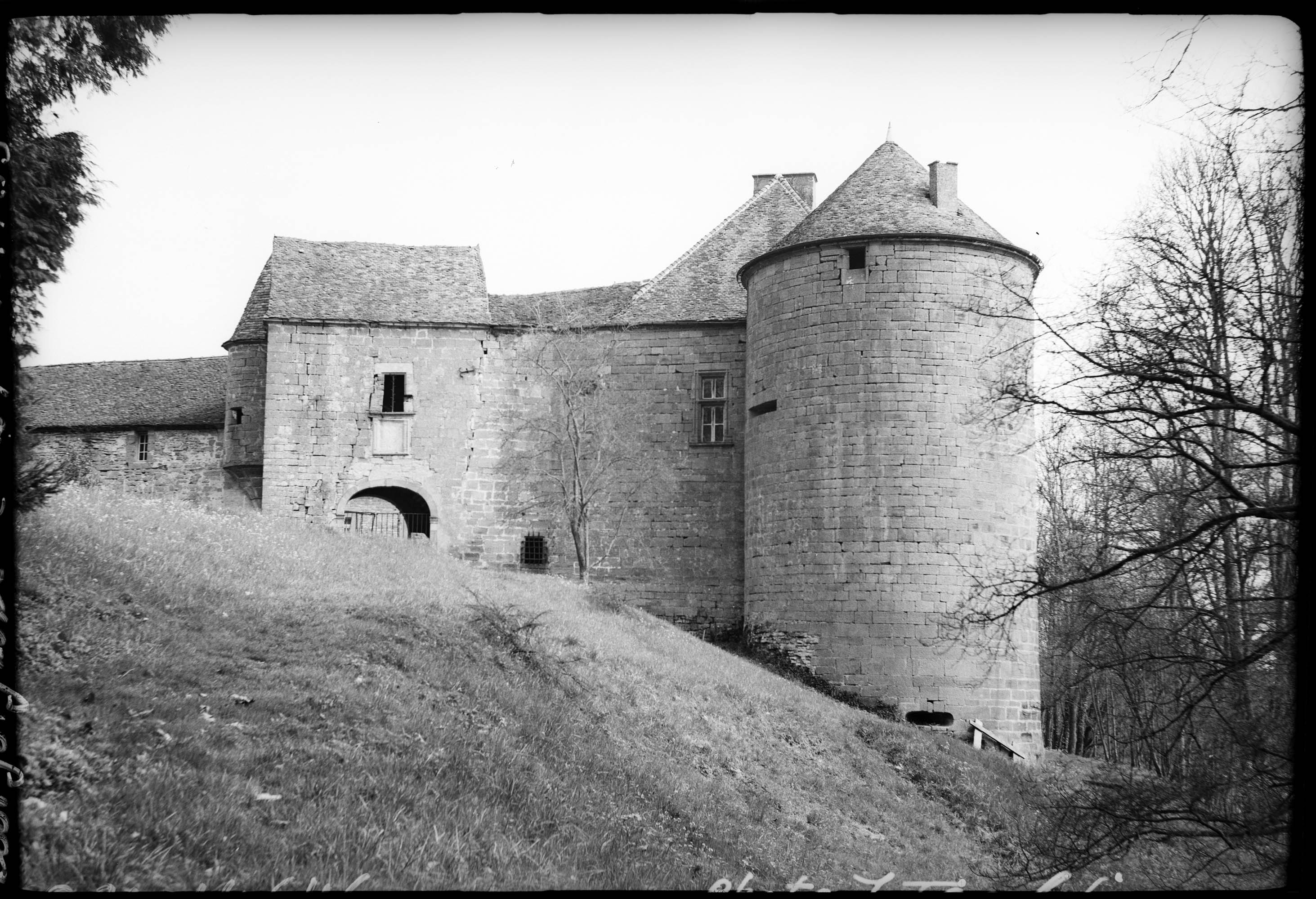 Porterie et tour d'angle sur l'extérieur