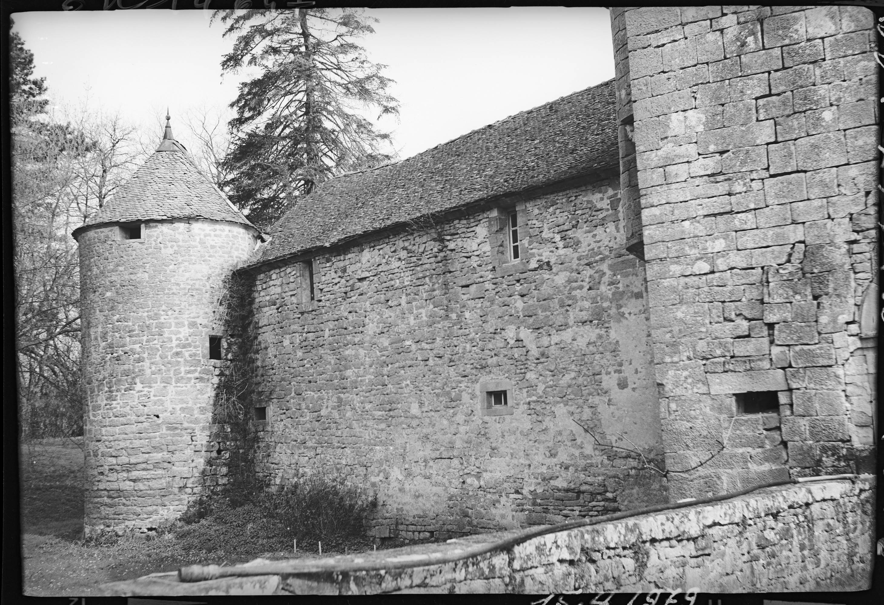 Enceinte et tour d'angle sur l'extérieur