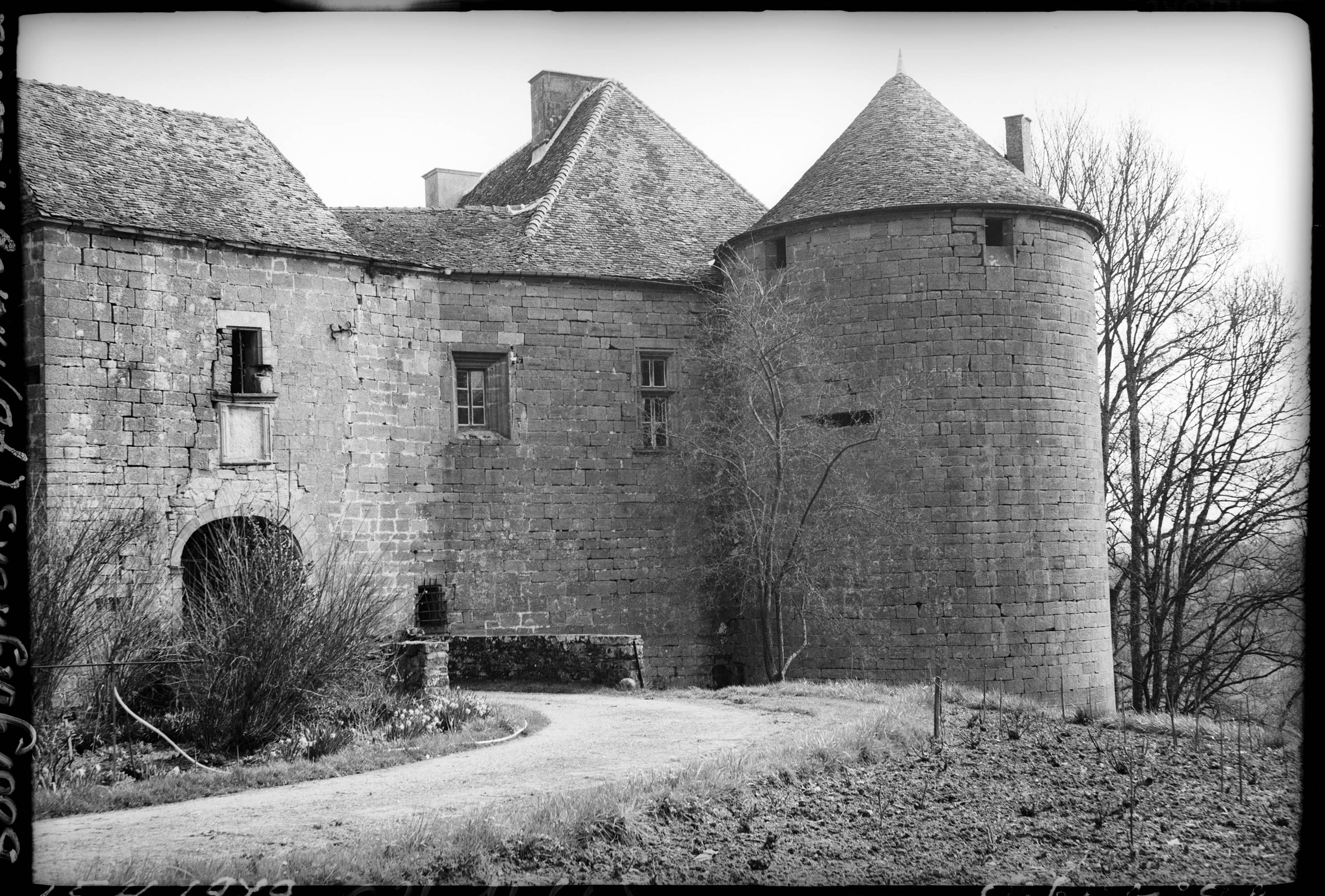 Porterie et tour d'angle sur l'extérieur