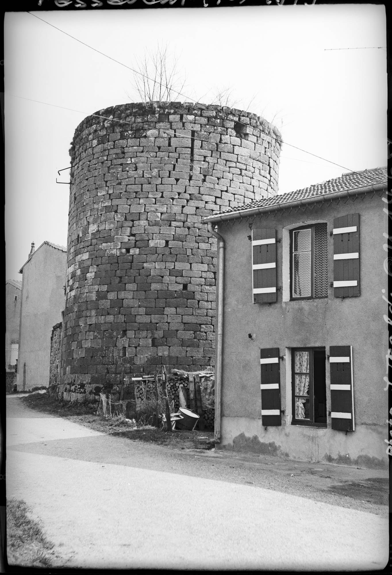 Tour accolée à une maison