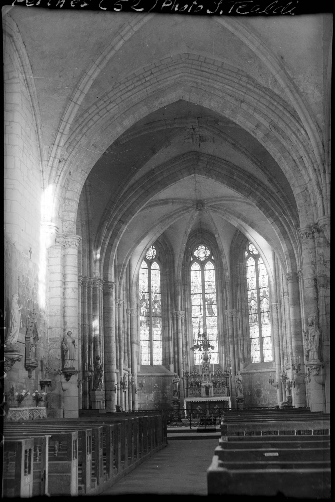 Intérieur : la nef vers le choeur