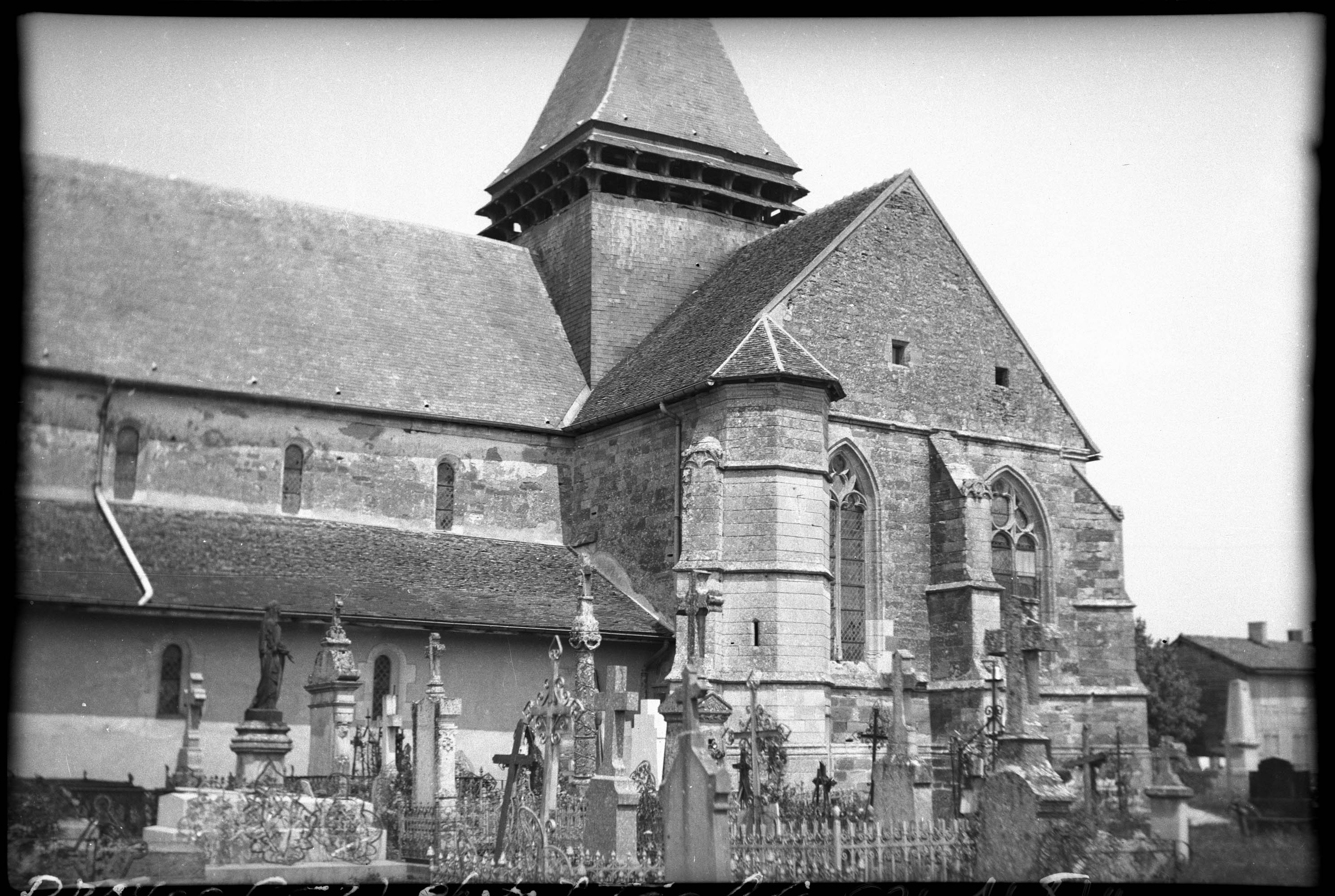 Transept sud, cimetière au premier plan