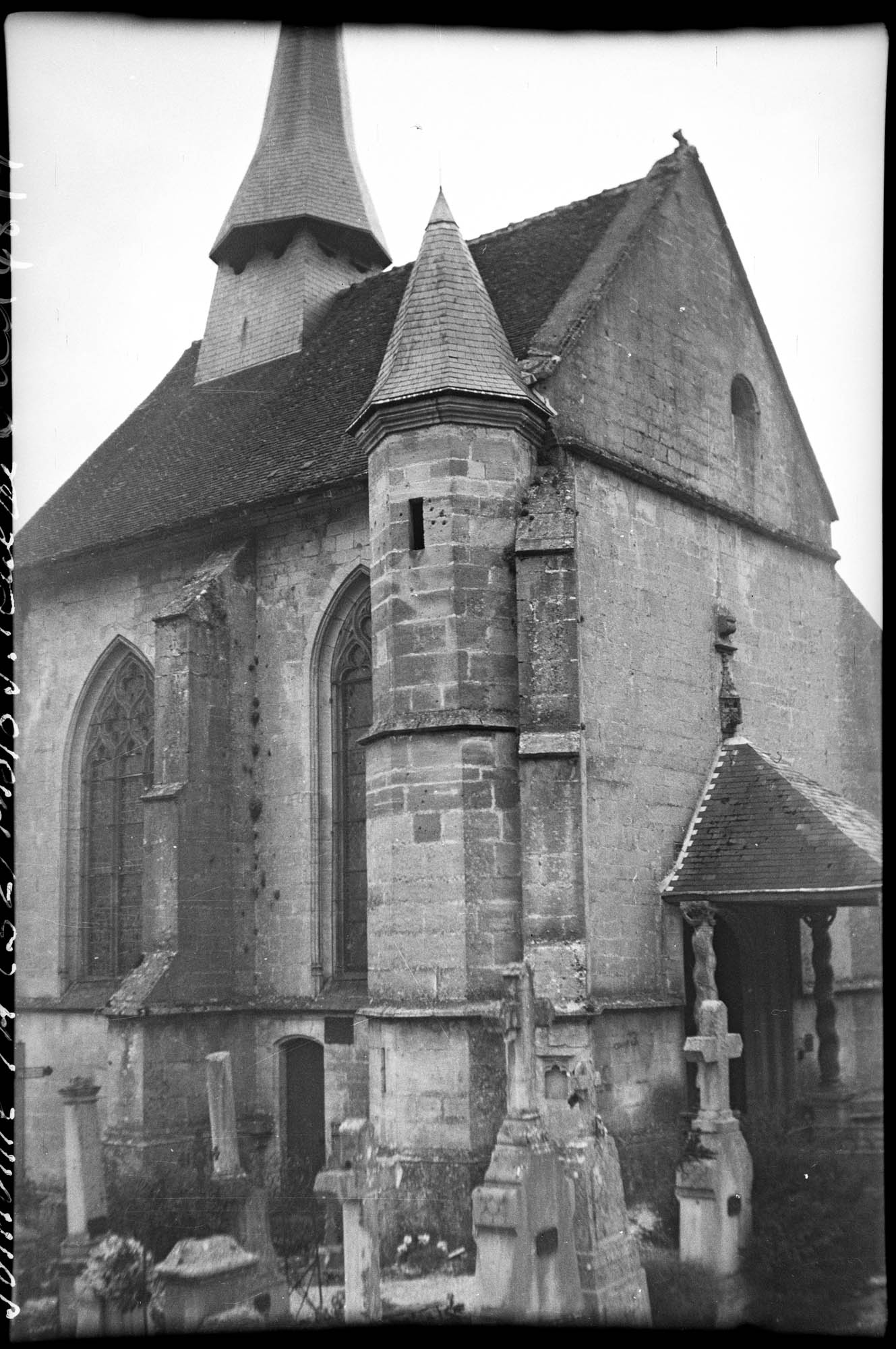 Façade nord, cimetière au premier plan